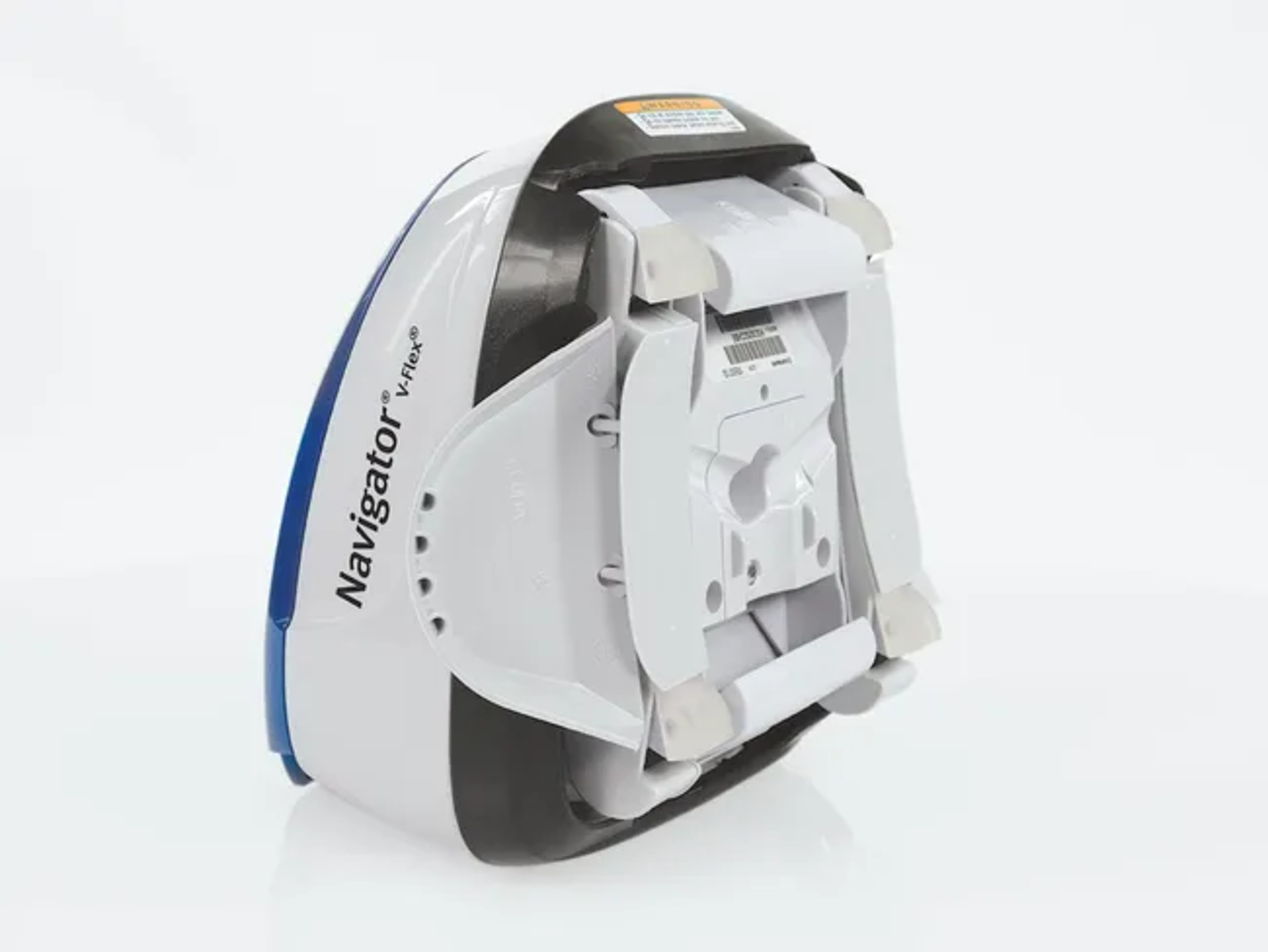 Un limpiafondos, al revés, de la marca Navigator V-flex. Cuerpo blanco y azul con parte superior negra y patas plegadas.