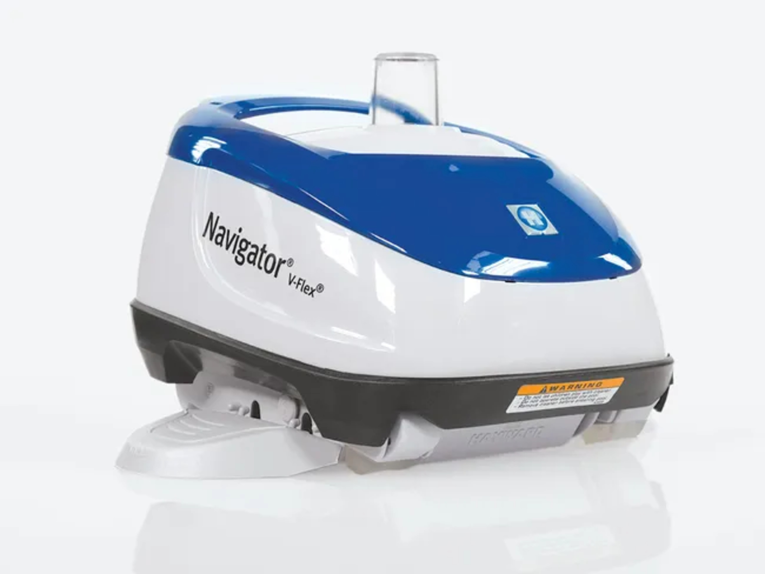 Un limpiafondos Navigator V-Flex blanco y azul sobre una superficie blanca.