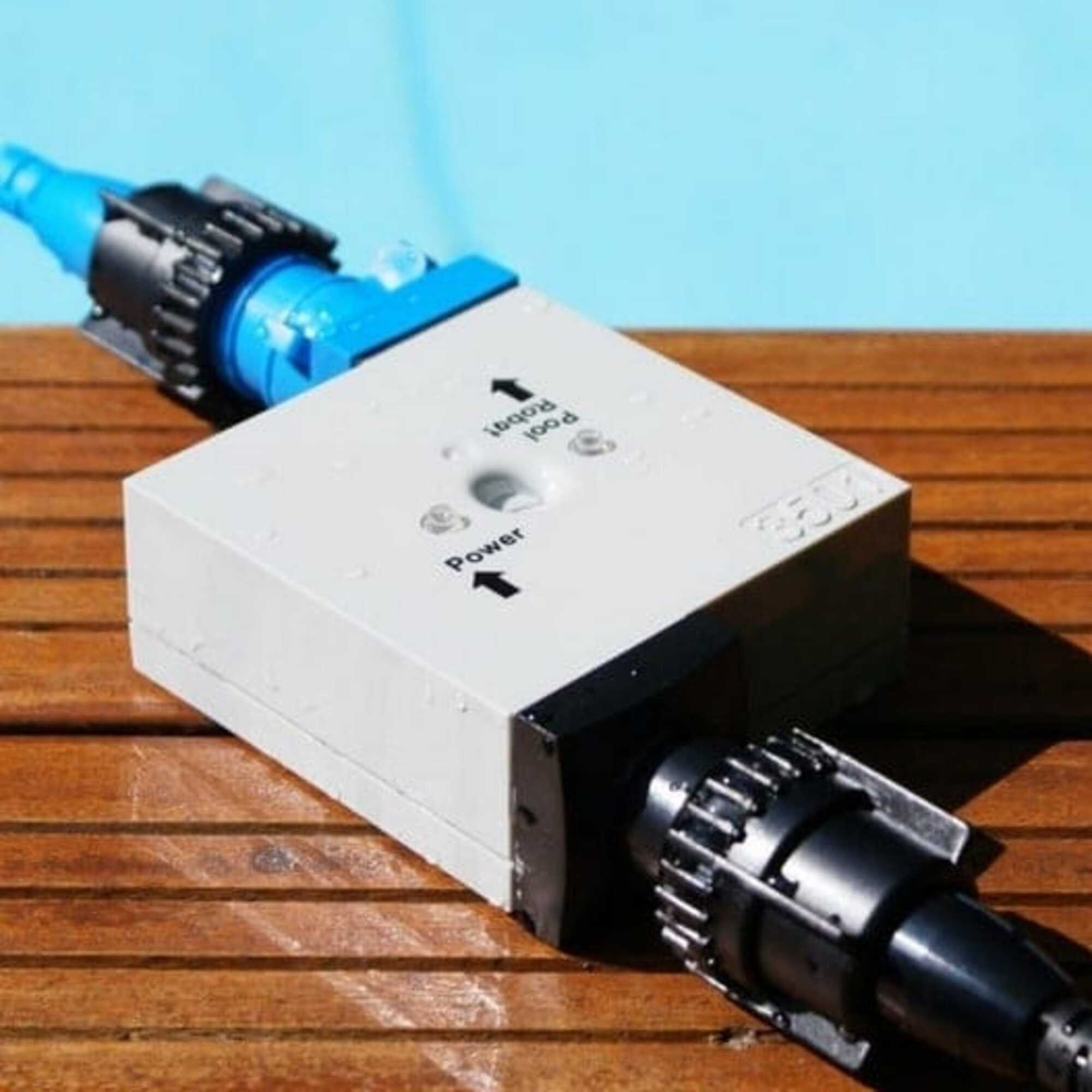 Primer plano de un conector de robot de piscina. Tiene un cuerpo blanco y partes azules y negras.