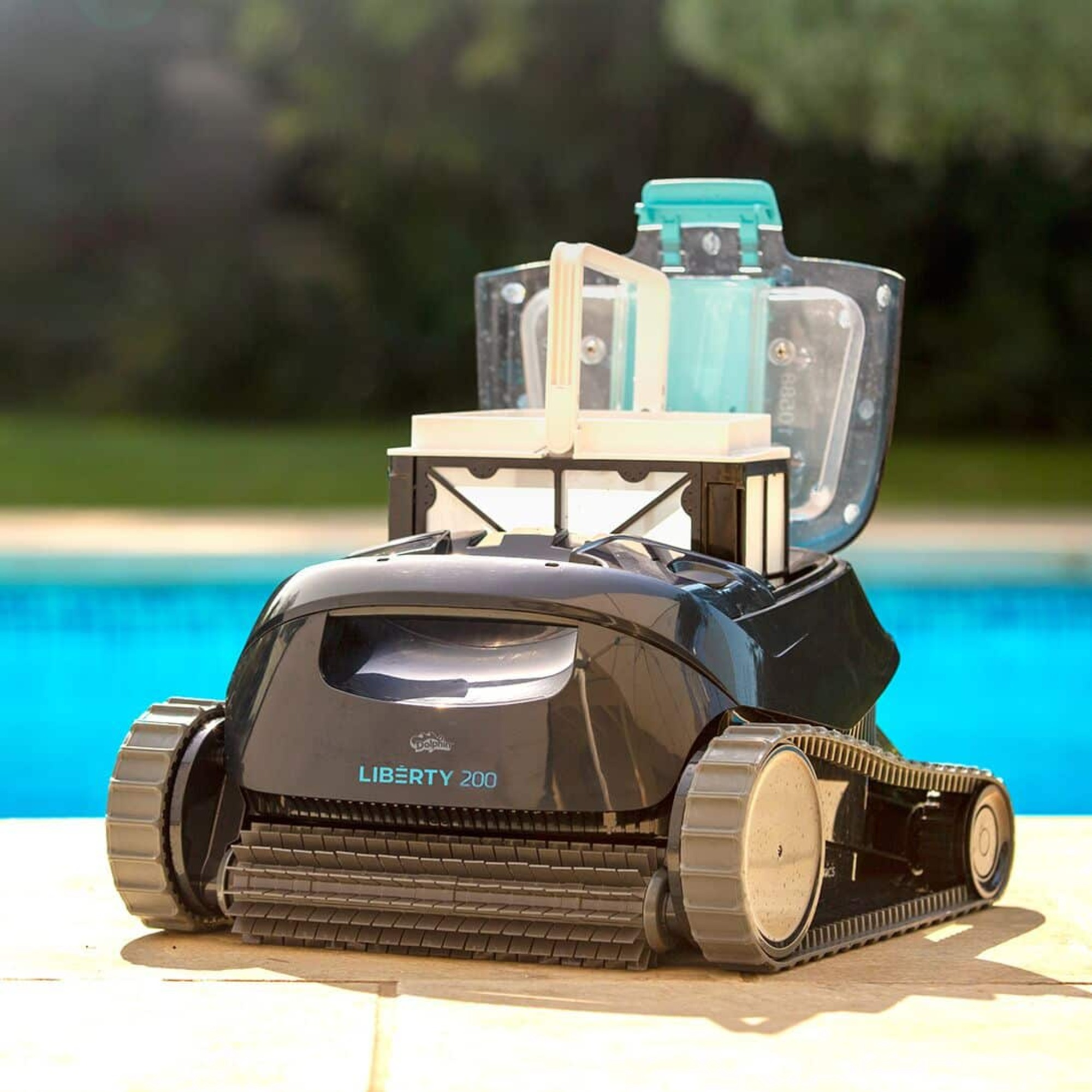 Robot limpiador de piscinas con la parte superior abierta. El robot es negro y turquesa. La piscina está en el fondo.