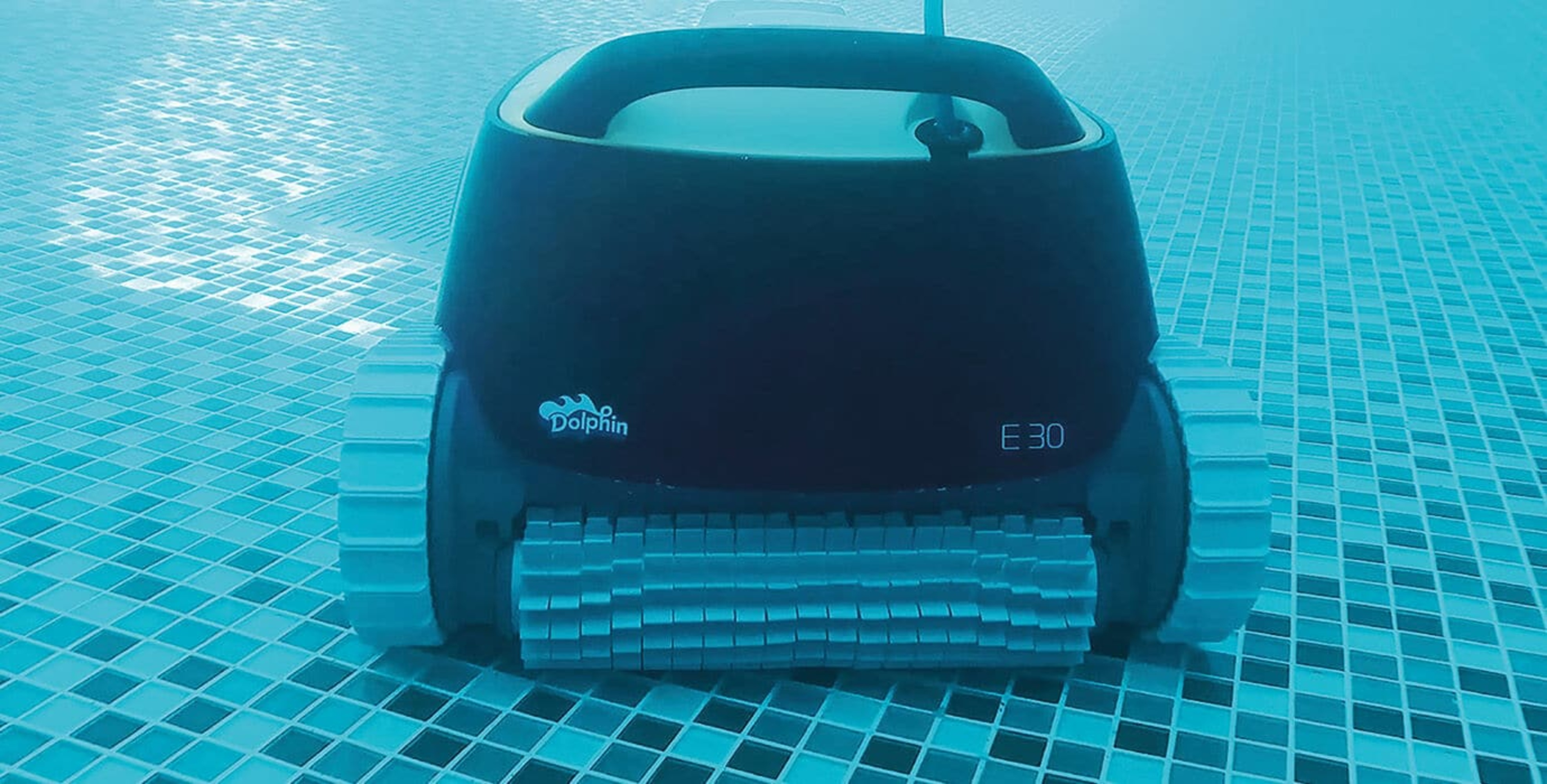 Un robot limpiador de piscinas bajo el agua. Es negro y tiene orugas blancas.