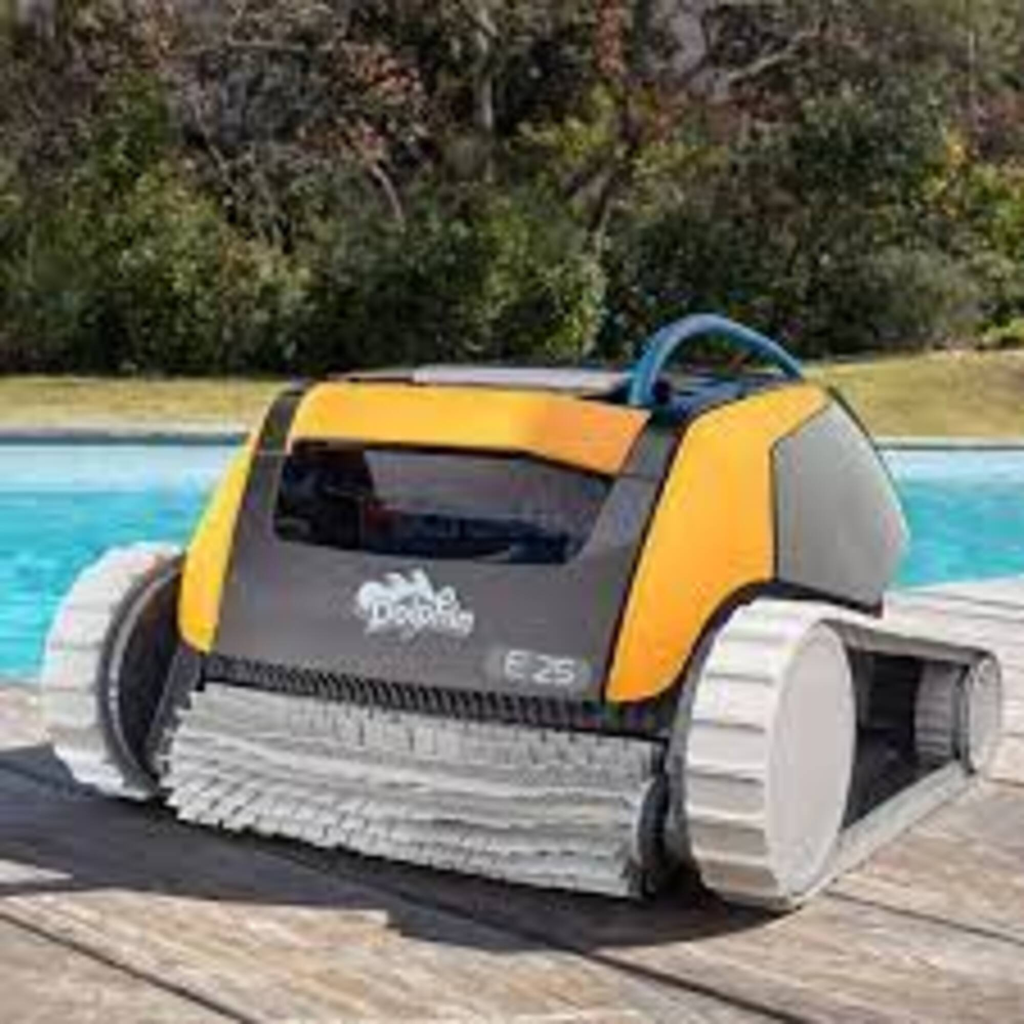 Un robot limpiador de piscinas con diseño naranja y gris, orugas, ruedas, sobre una cubierta de madera.