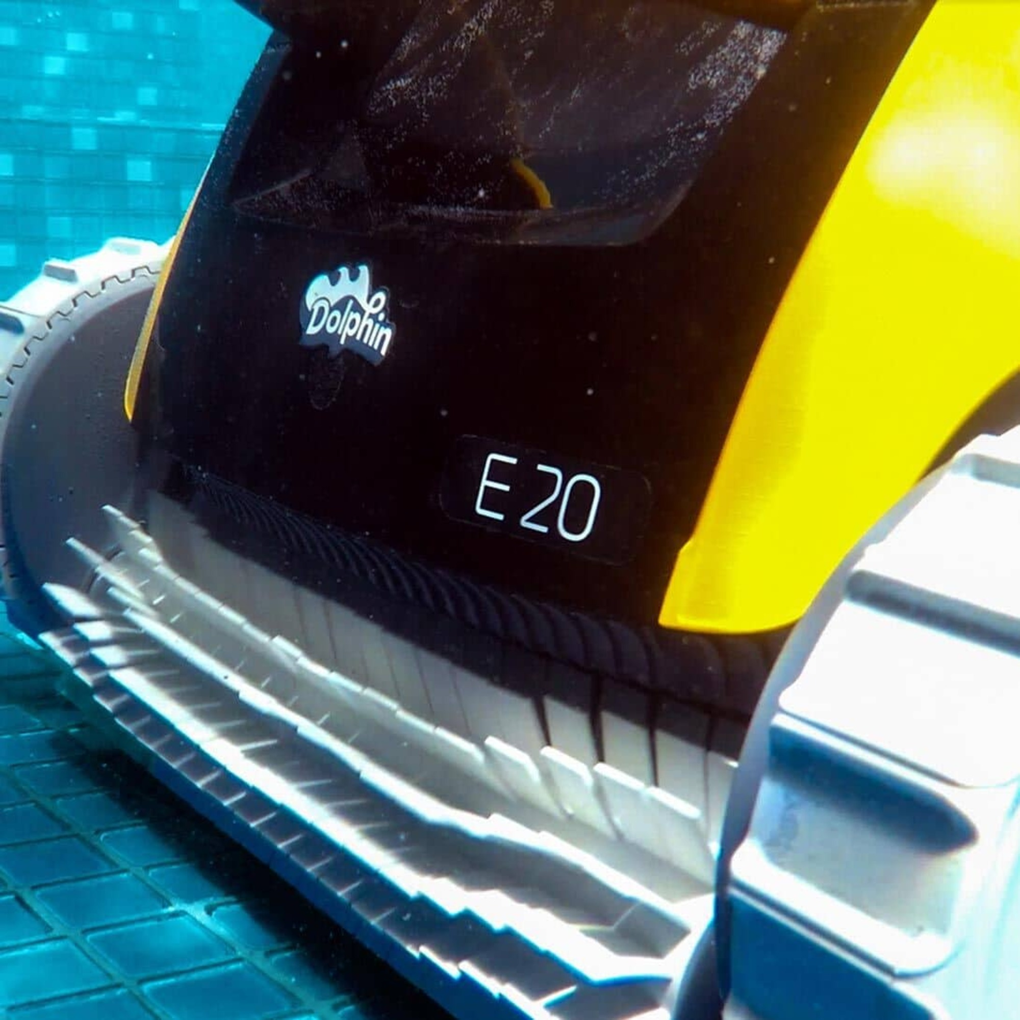 Primer plano de un limpiador de piscinas. El modelo es E 20, con elementos amarillos y negros.