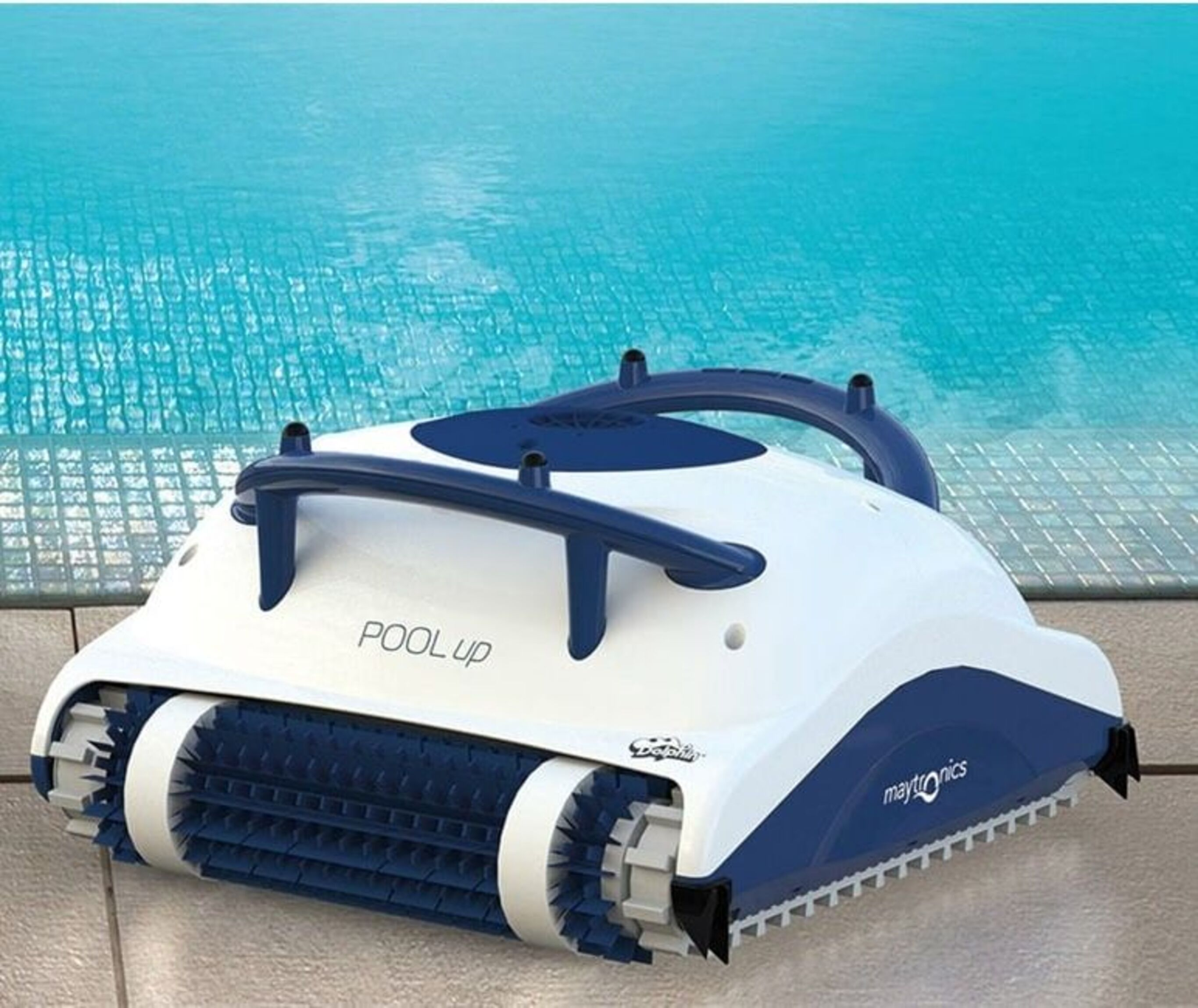 Un limpiafondos robótico blanco y azul sobre una superficie de azulejos, con una piscina azul al fondo.