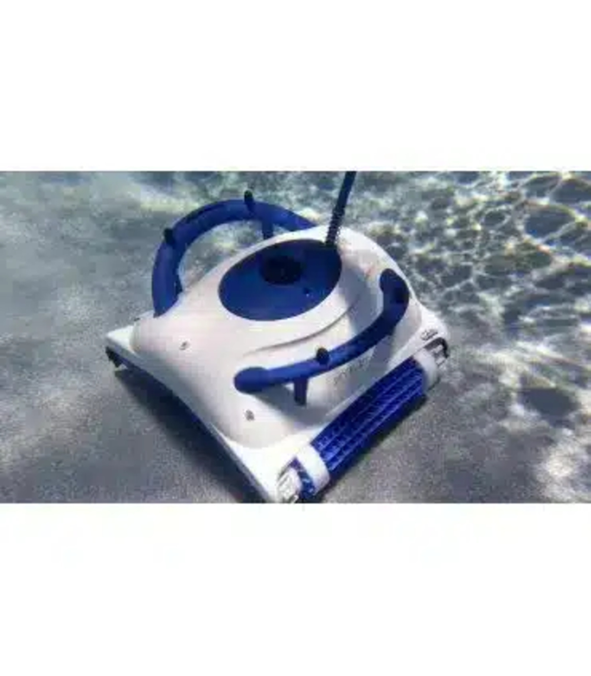 Un limpiafondos robótico blanco y azul sumergido en agua con fondo arenoso.