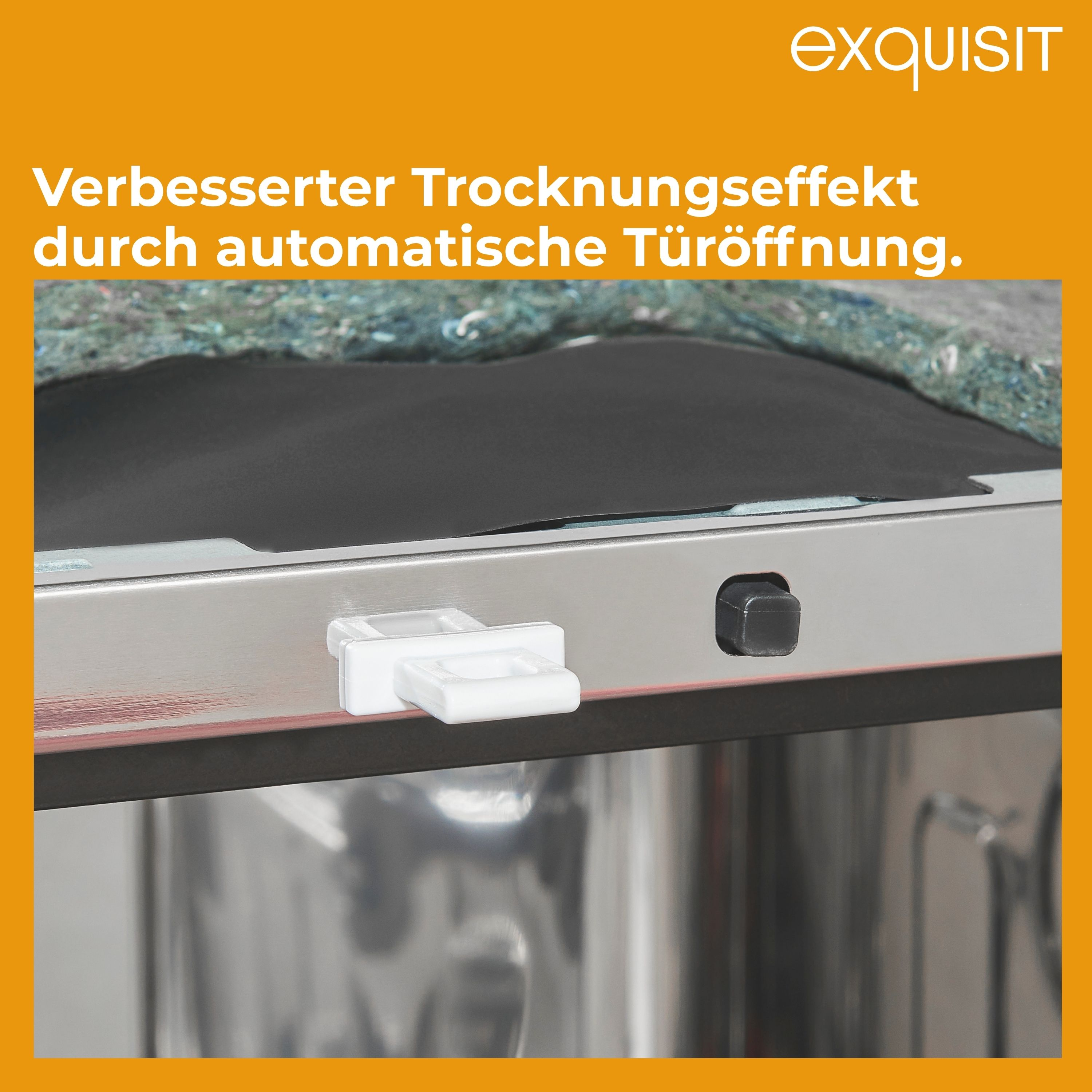 Nahaufnahme eines Geschirrspülers mit leicht geöffneter Tür. Das Licht ist innen an.