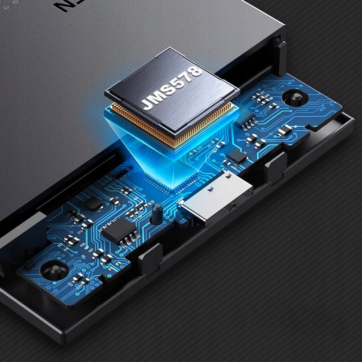 Zbliżenie elektronicznej płytki drukowanej z chipem i różnymi komponentami.