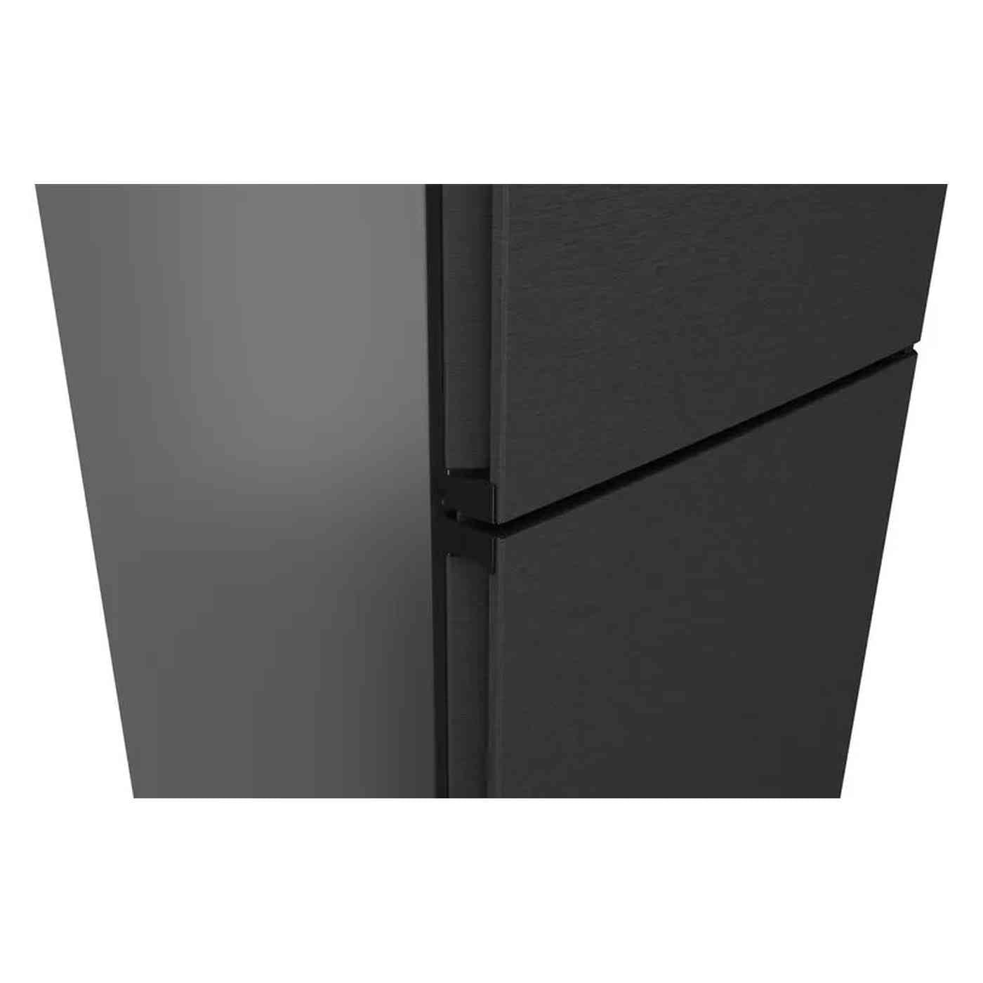 Primer plano de una puerta de nevera negra. La puerta está cerrada, con una superficie oscura y texturizada.