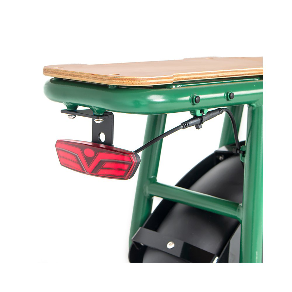 Czerwone tylne światło roweru na zielonym rowerze.