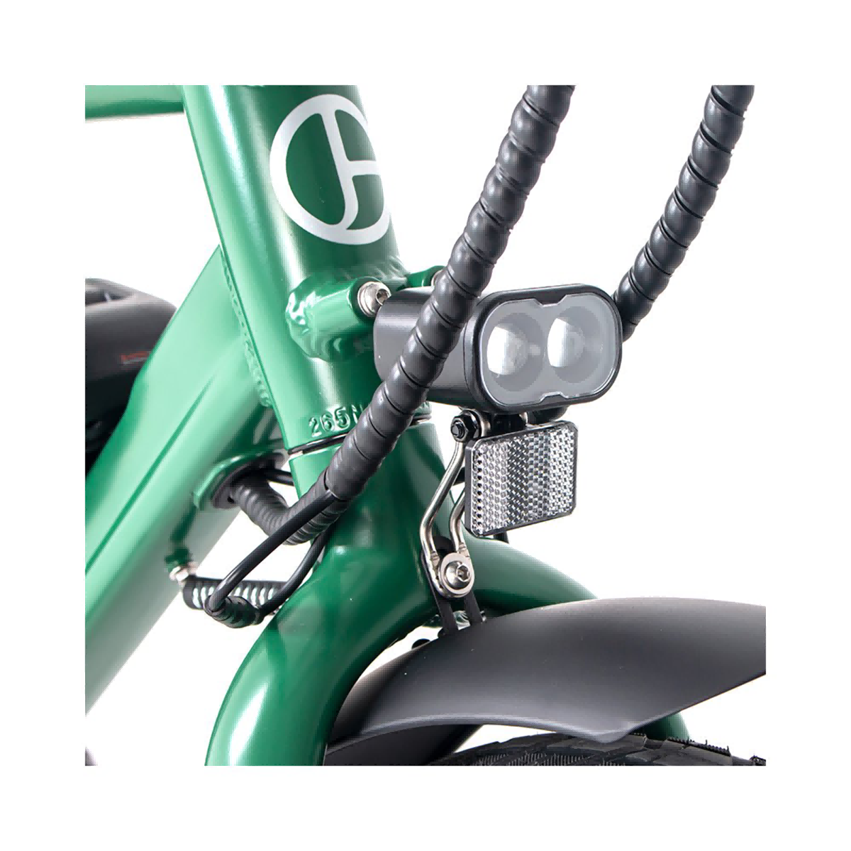 Zbliżenie zielonej ramy roweru z przymocowanym reflektorem i reflektorem. Rama ma logo 'CP'.