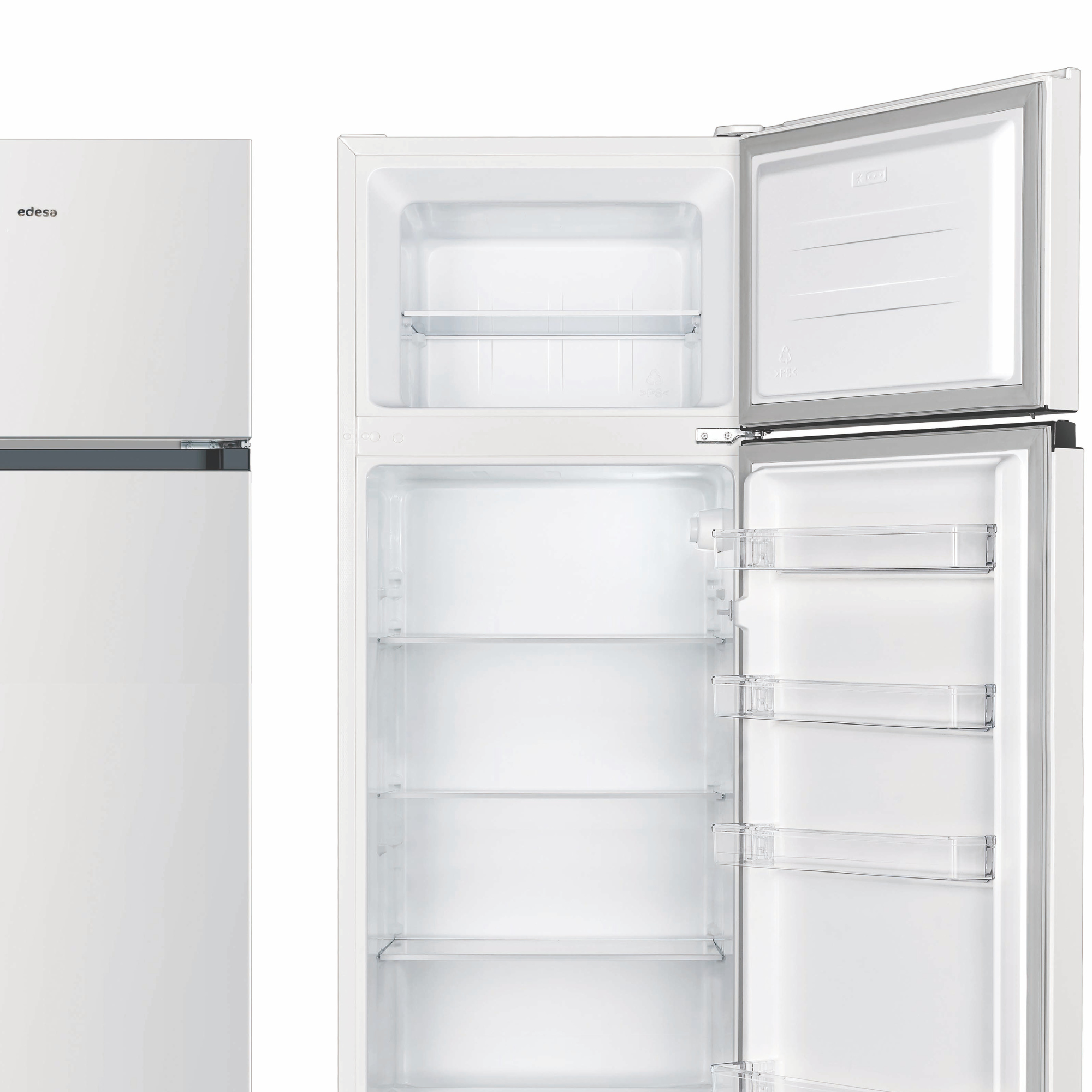 Un refrigerador blanco con la puerta abierta, revelando los estantes interiores.