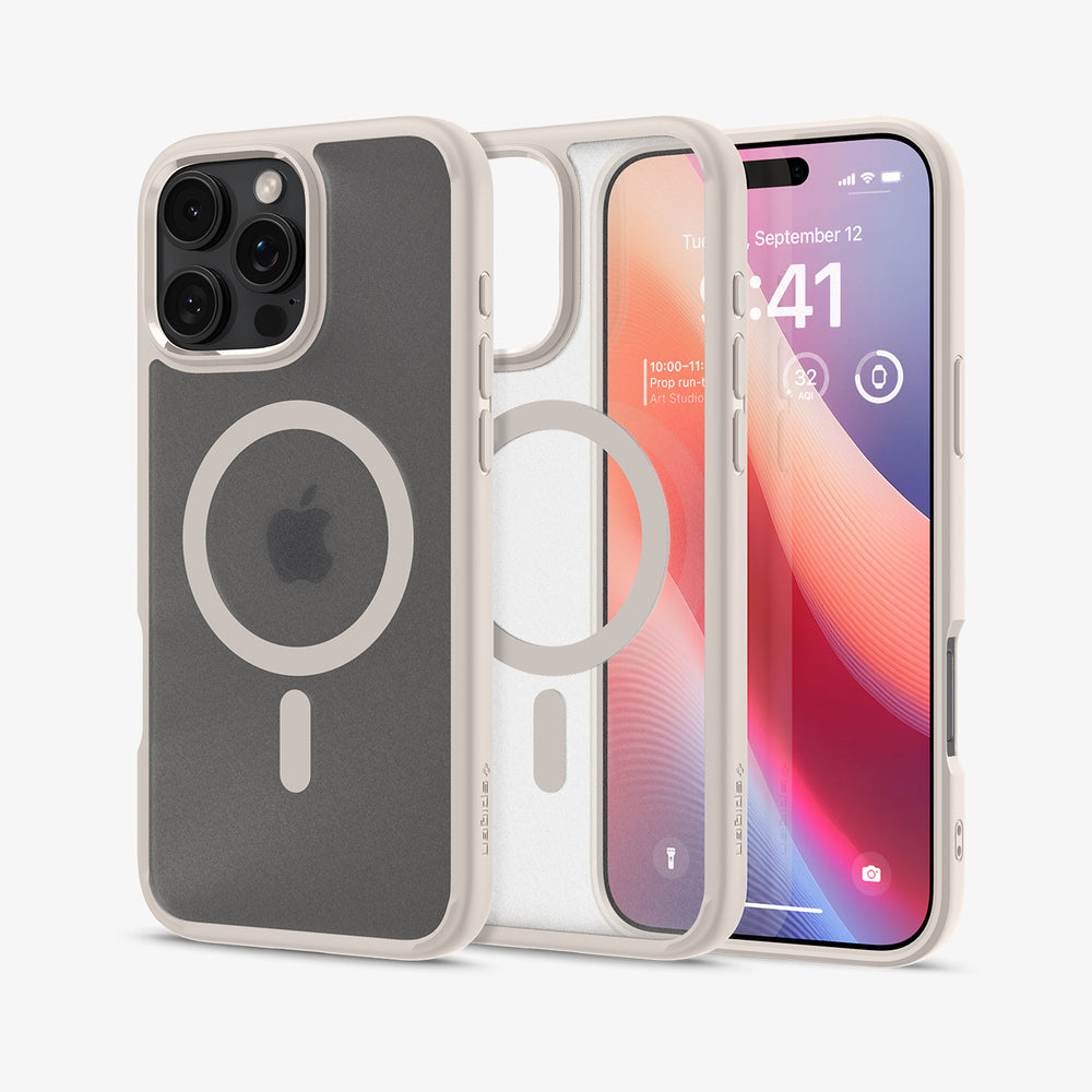 Drie telefoonhoesjes, één met telefoon, twee andere. Witte achtergrond, toont details van het ontwerp.
