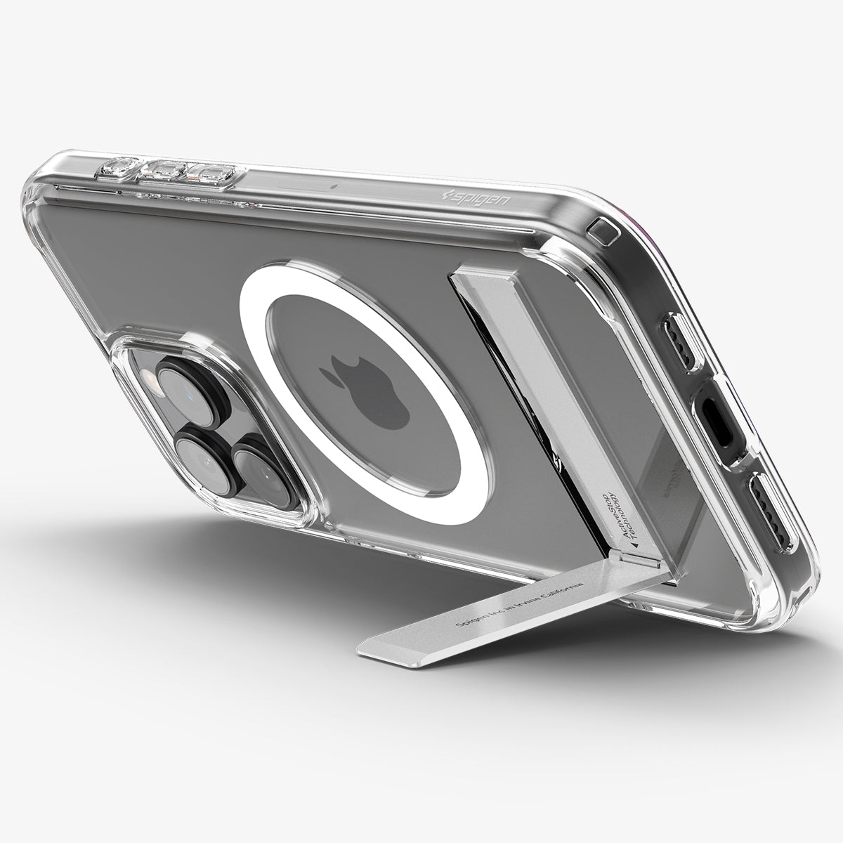 Telefoonhoesje met een standaard, met een telefoon erin, op een witte achtergrond.