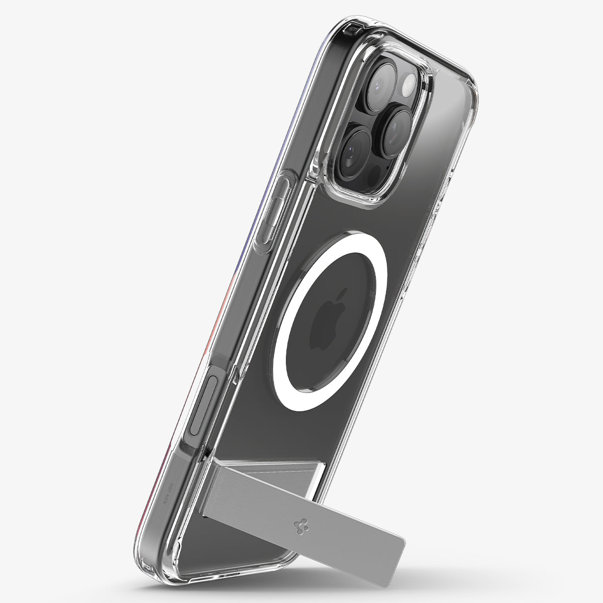 Transparante telefoonhoes met MagSafe en een zilveren standaard. De telefoon is lichtjes gekanteld. Witte achtergrond.