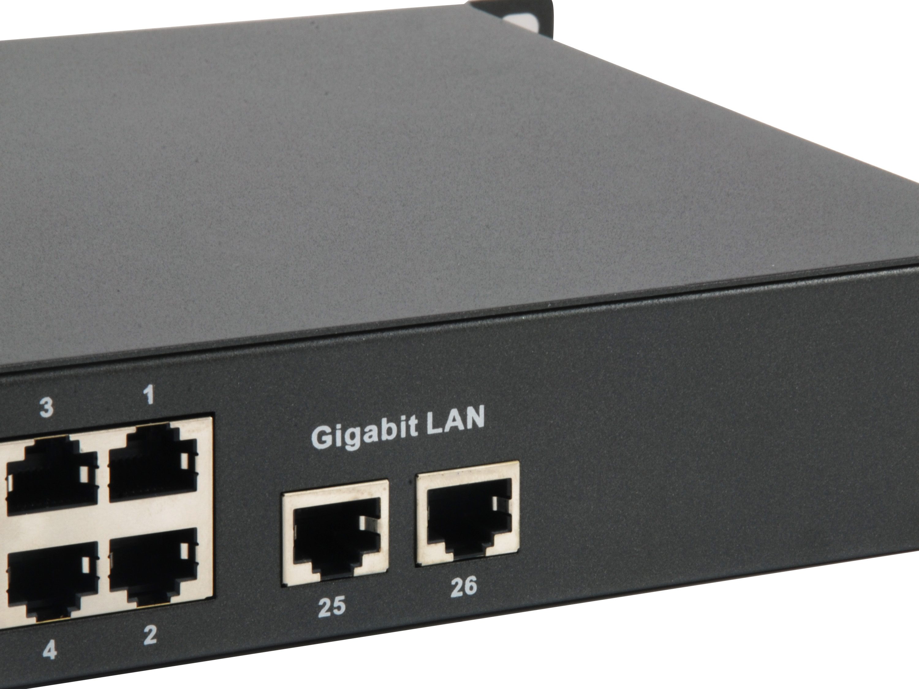Primo piano di uno switch di rete nero con porte Gigabit LAN.