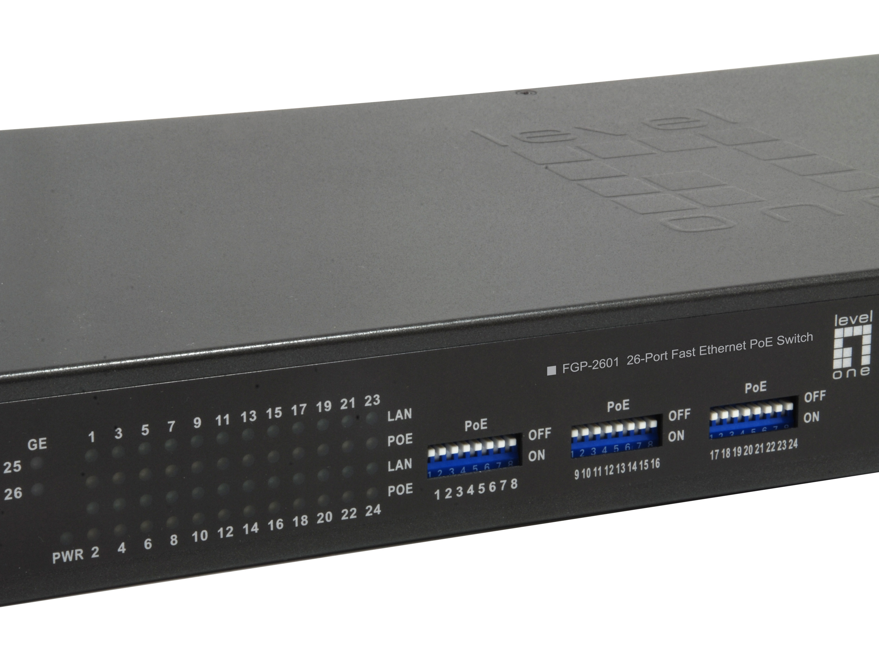 Switch di rete nero con numerose porte, etichettato per LAN e PoE.