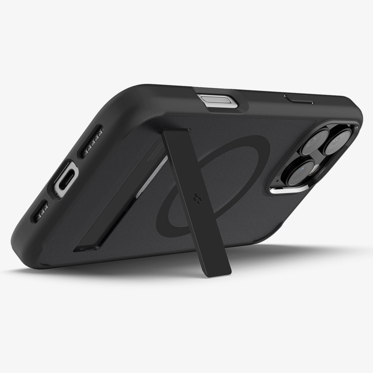 Une coque de téléphone noire avec un support. Les objectifs de l'appareil photo sont visibles.