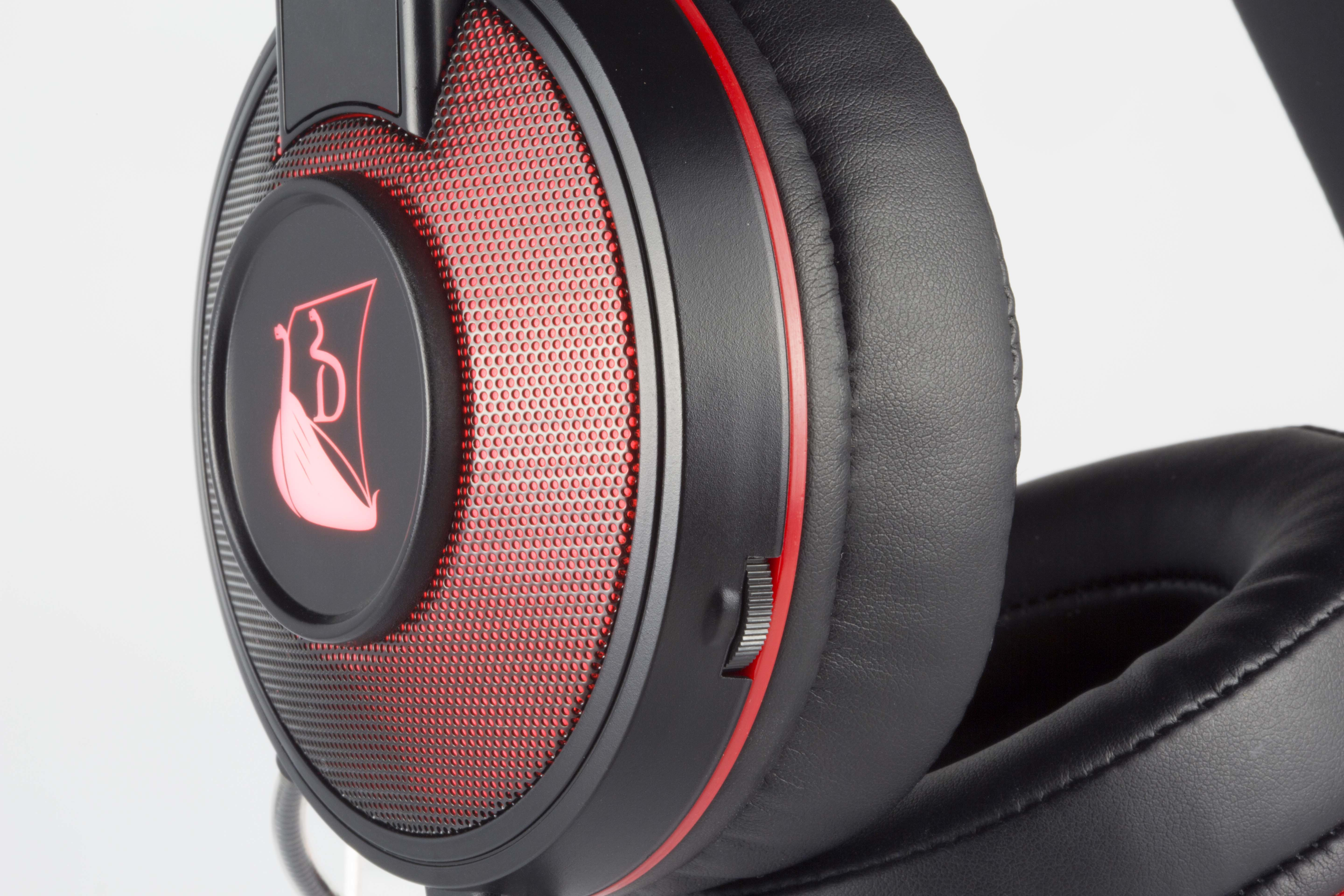 Nahaufnahme eines rot-schwarzen Gaming-Headsets.