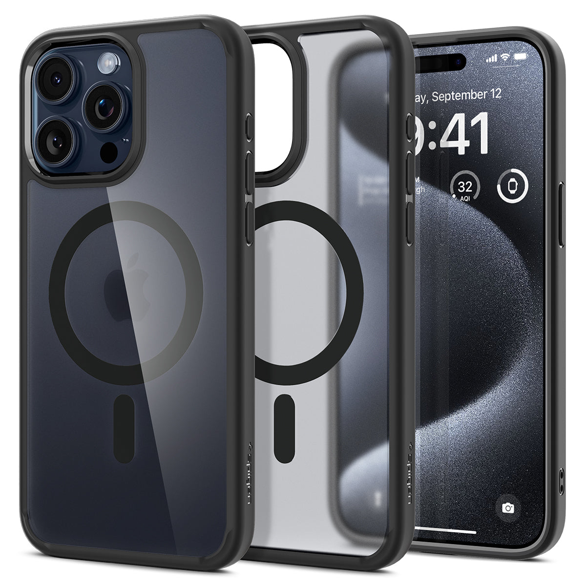 Drie telefoonhoesjes en een telefoon, de telefoon toont een klok.