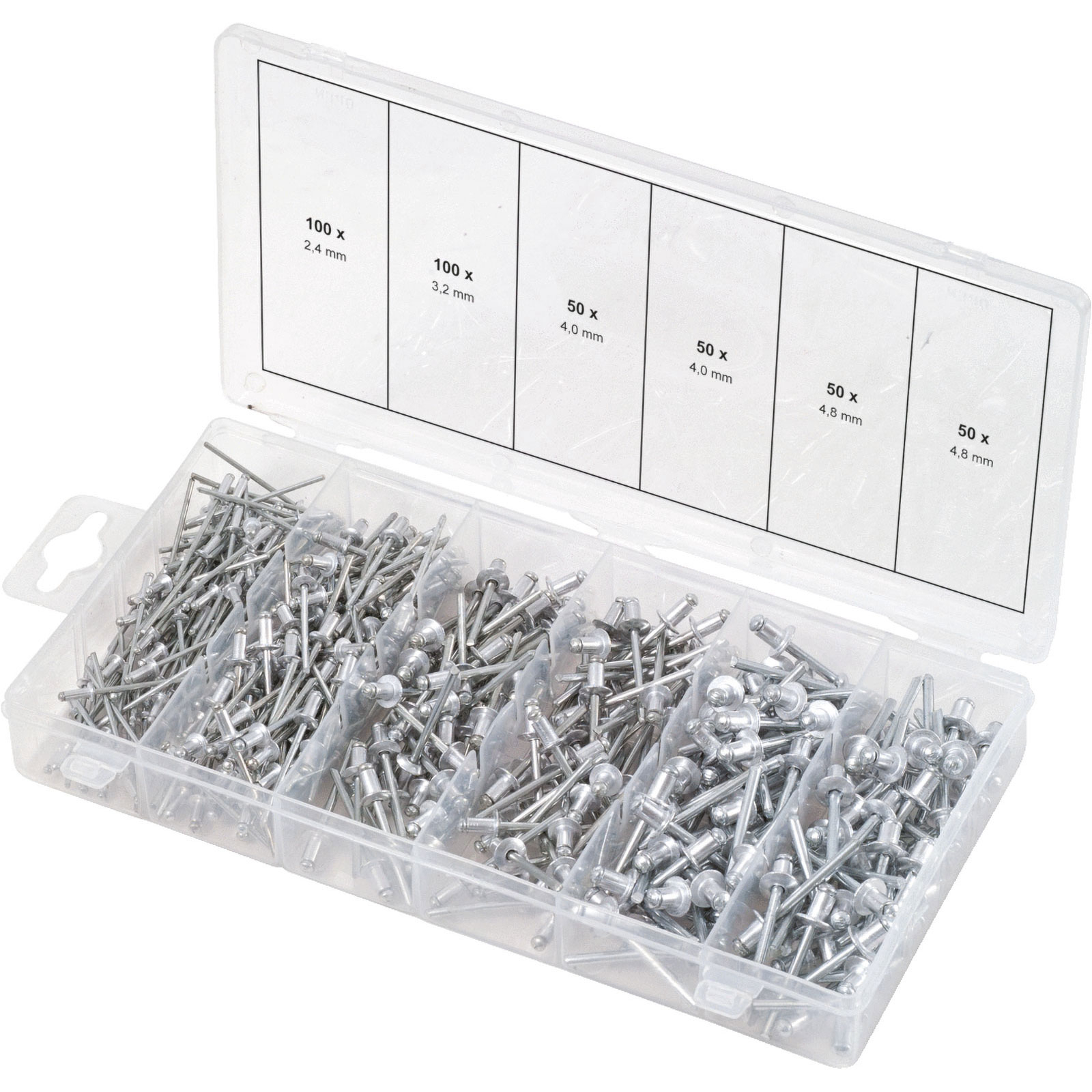 Eine transparente Plastikbox mit Fächern, die mit silbernen Nieten verschiedener Größen gefüllt sind. Der Deckel ist offen.