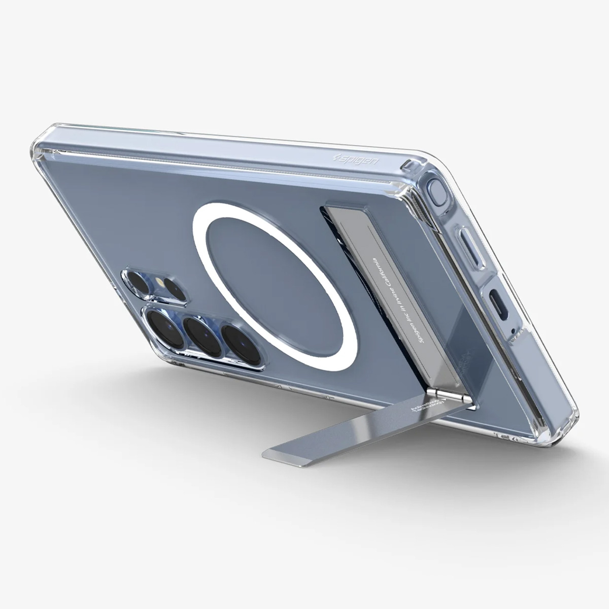 Een doorzichtige telefoonhoes met een standaard, schuin om de achterkant, zijkant en de standaard te laten zien. Telefoon niet zichtbaar.