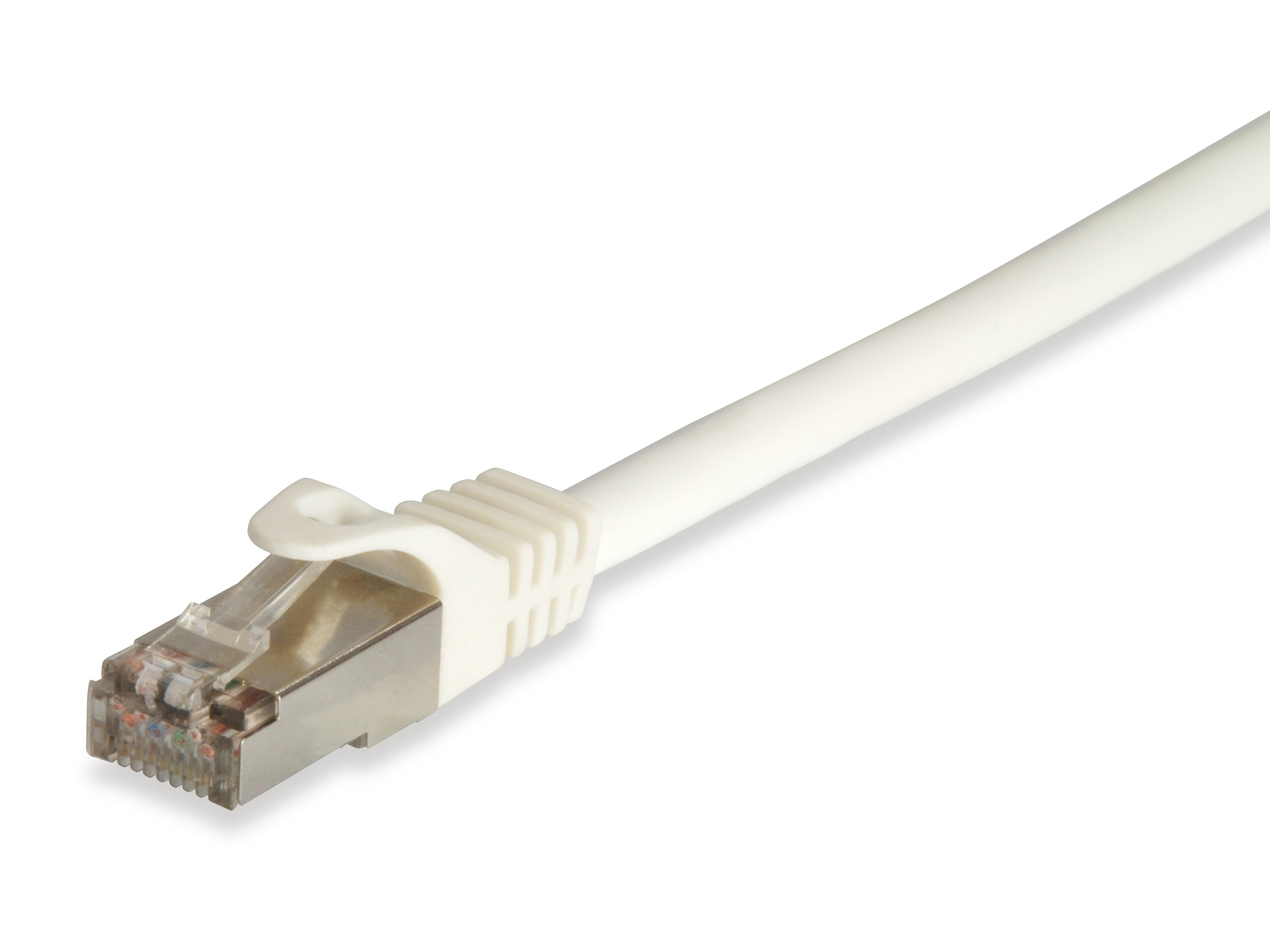 Un cable Ethernet blanco con un conector transparente. El cable tiene un cuerpo blanco y el conector es transparente.