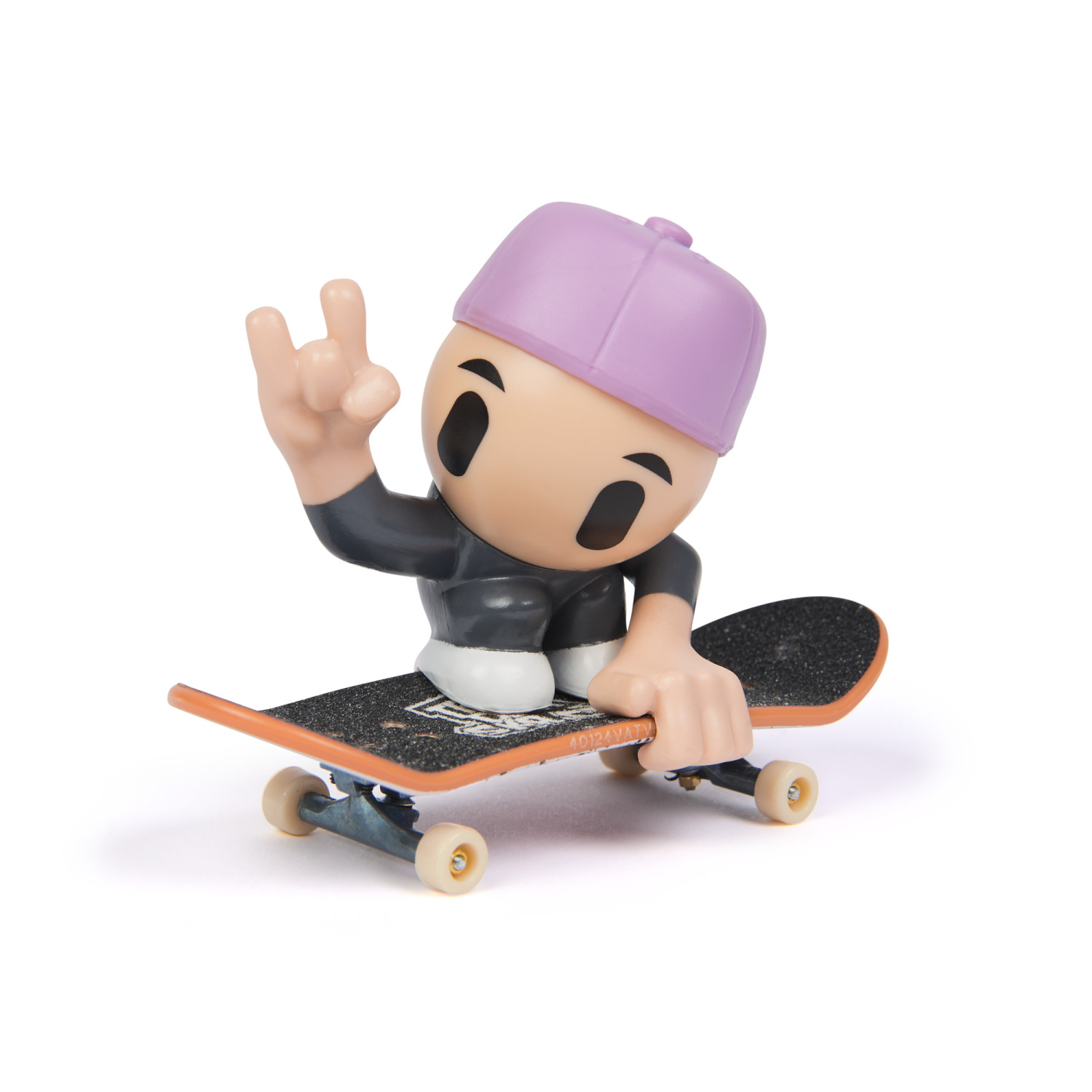 Una pequeña figura de un skater en un monopatín. Está haciendo un gesto de rock on con la mano.