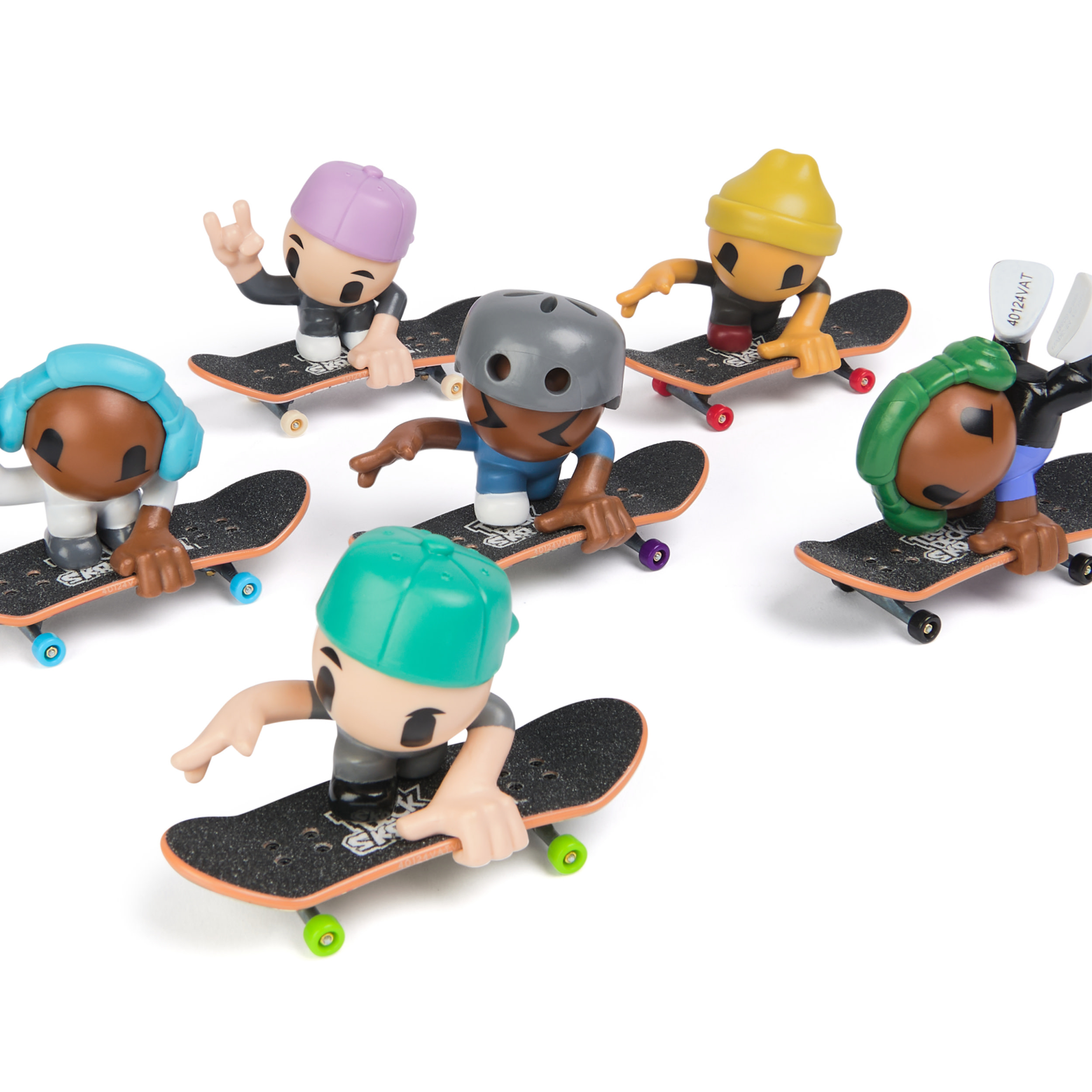 Grupo de skaters de juguete en monopatines, cada uno con cascos de diferentes colores, sobre una superficie blanca.