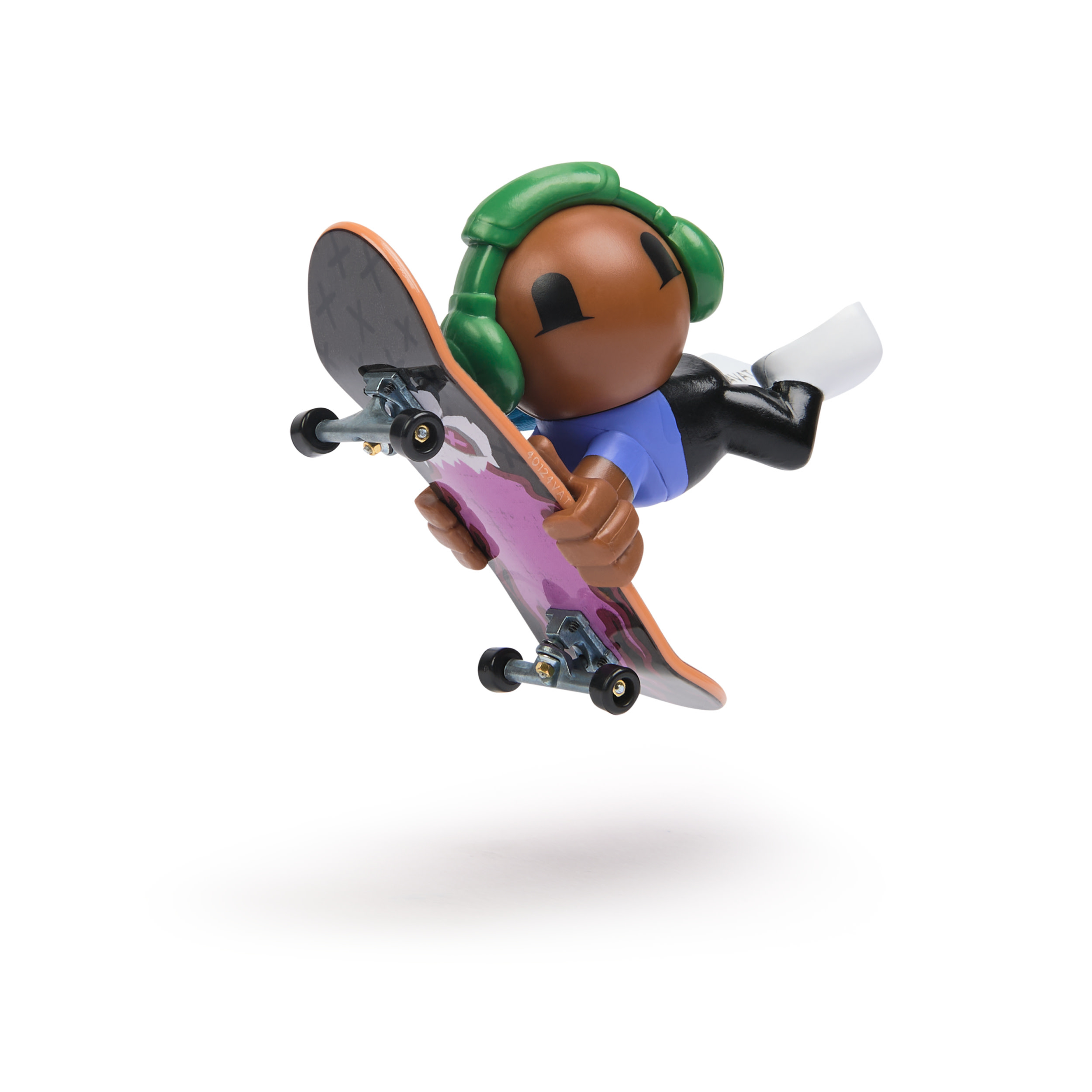 Una figura de juguete de un skater en acción, con gorra verde y sosteniendo un monopatín en el aire.