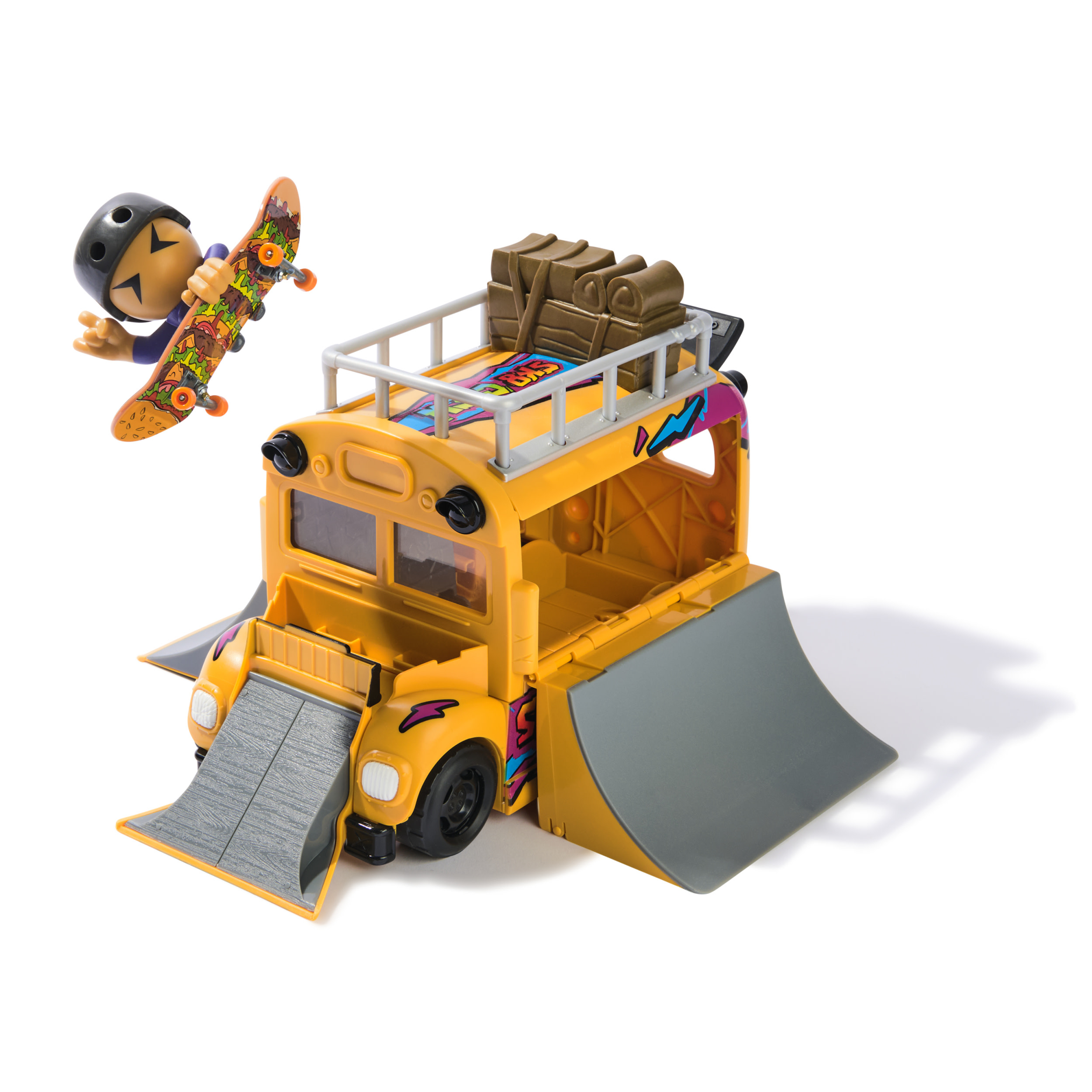 Gelber Spielzeug-Schulbus mit Rampe und Skateboarder mit Helm und Skateboard. Braunes Gepäck auf dem Dach.