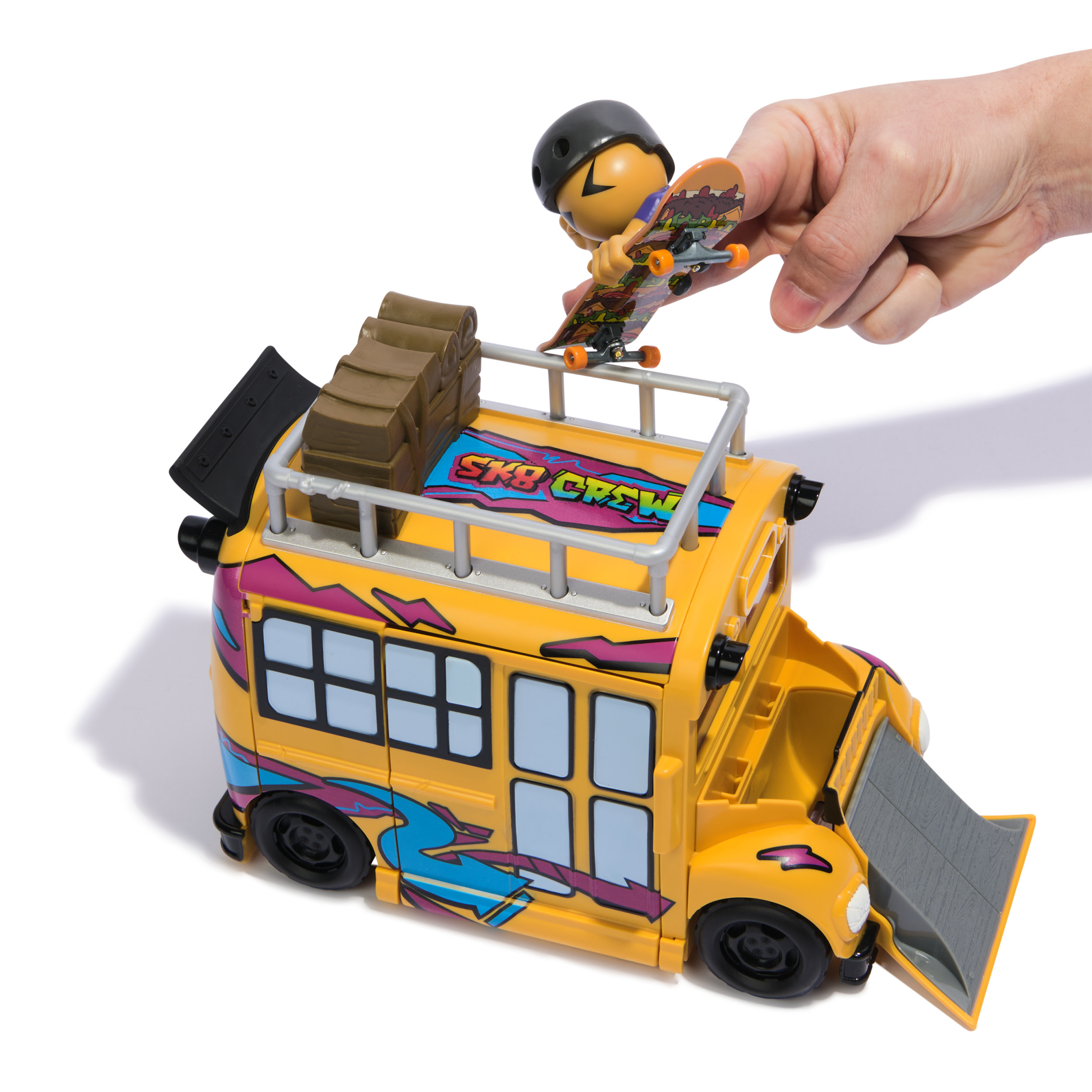 Ein Spielzeugbus mit einer Skateboarder-Figur. Der Bus ist gelb mit blauen und lila Grafiken, der Skateboarder ist oben.