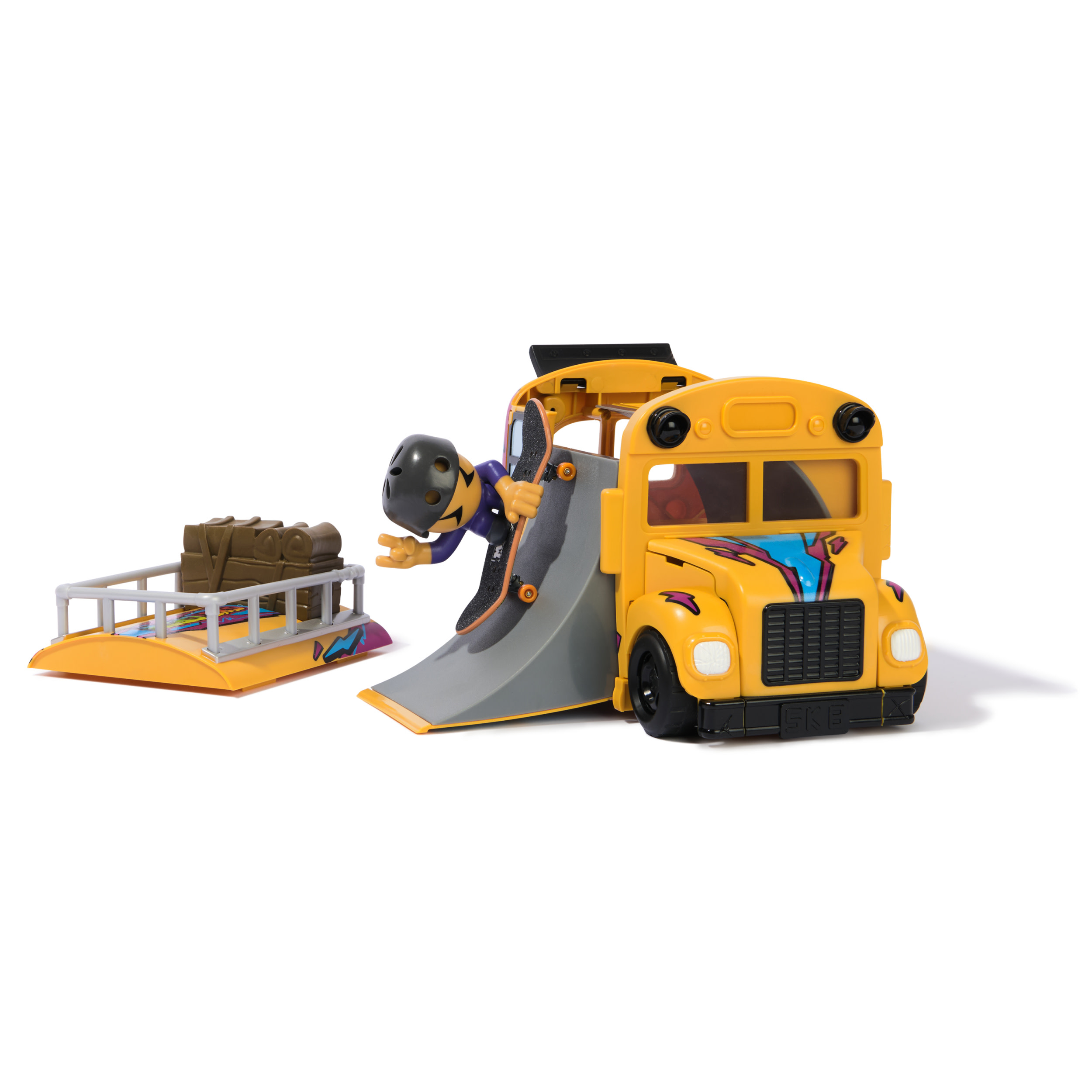 Spielzeugbus mit Rampe und Skateboarder-Figur. Eine Rampe ist für den Skateboarder aufgebaut.