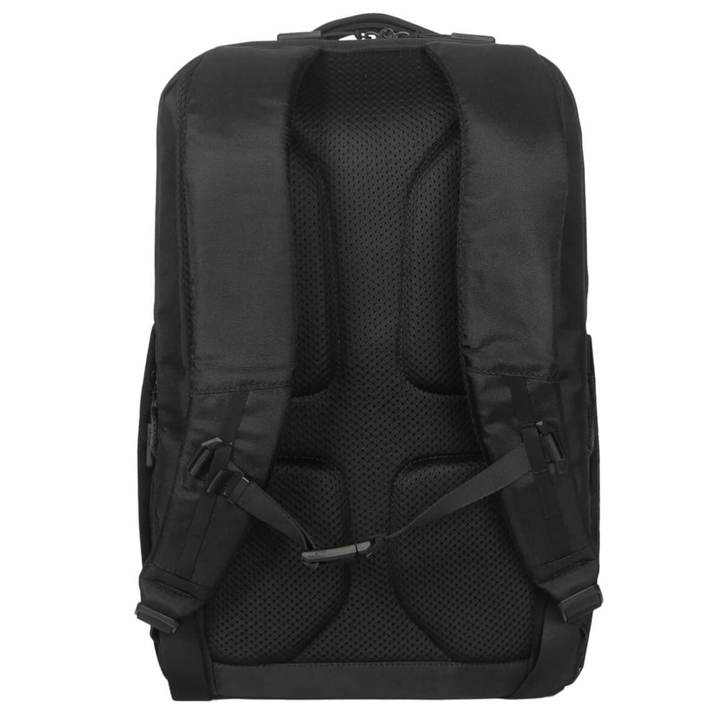 Ein schwarzer Rucksack mit gepolsterten Trägern und einem Mesh-Rückenteil auf weißem Hintergrund.
