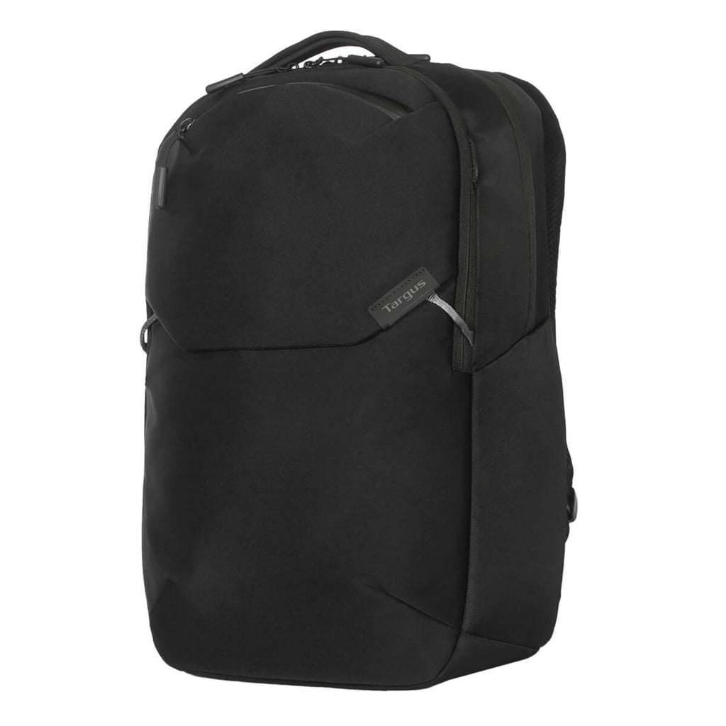 Schwarzer Targus-Rucksack mit schlankem Design. Hat eine Vordertasche, Reißverschluss und Logo. Die Tasche ist geschlossen.