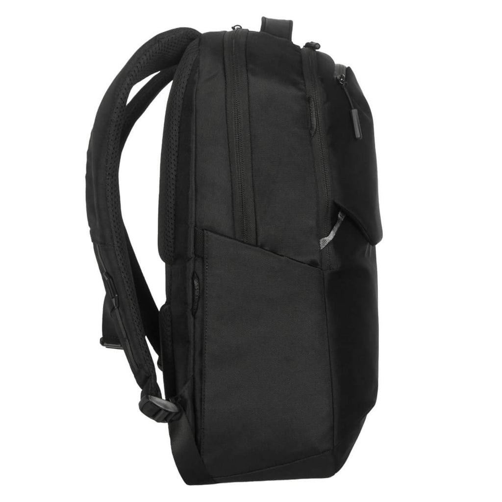 Seitenansicht eines schwarzen Rucksacks mit gepolstertem Schultergurt und Reißverschluss auf weißem Hintergrund.
