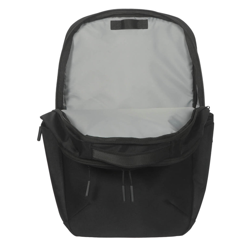 Schwarzer Rucksackinnenraum. Die Tasche ist leer und offen, zeigt das graue Futter und die Träger.