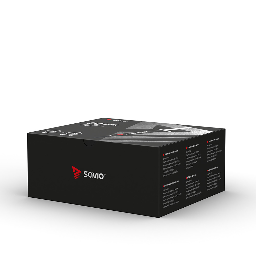 Czarne pudełko z tekstem i logo. Logo to czerwony trójkąt ze słowem SAVIO w środku.