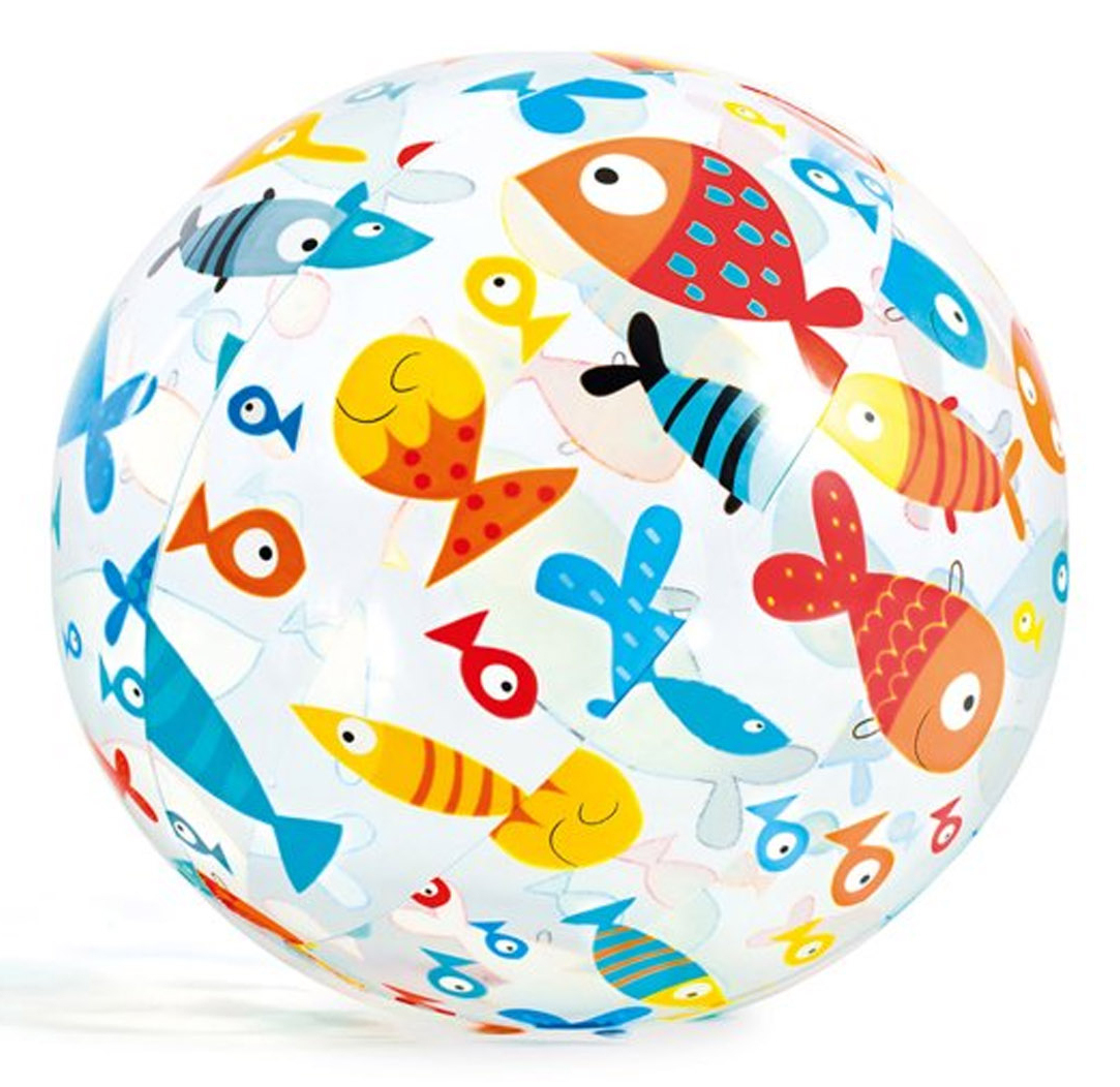 Aufblasbarer Strandball mit Fischmustern. Weißer Hintergrund. Der Ball hat verschiedene bunte Fischillustrationen.