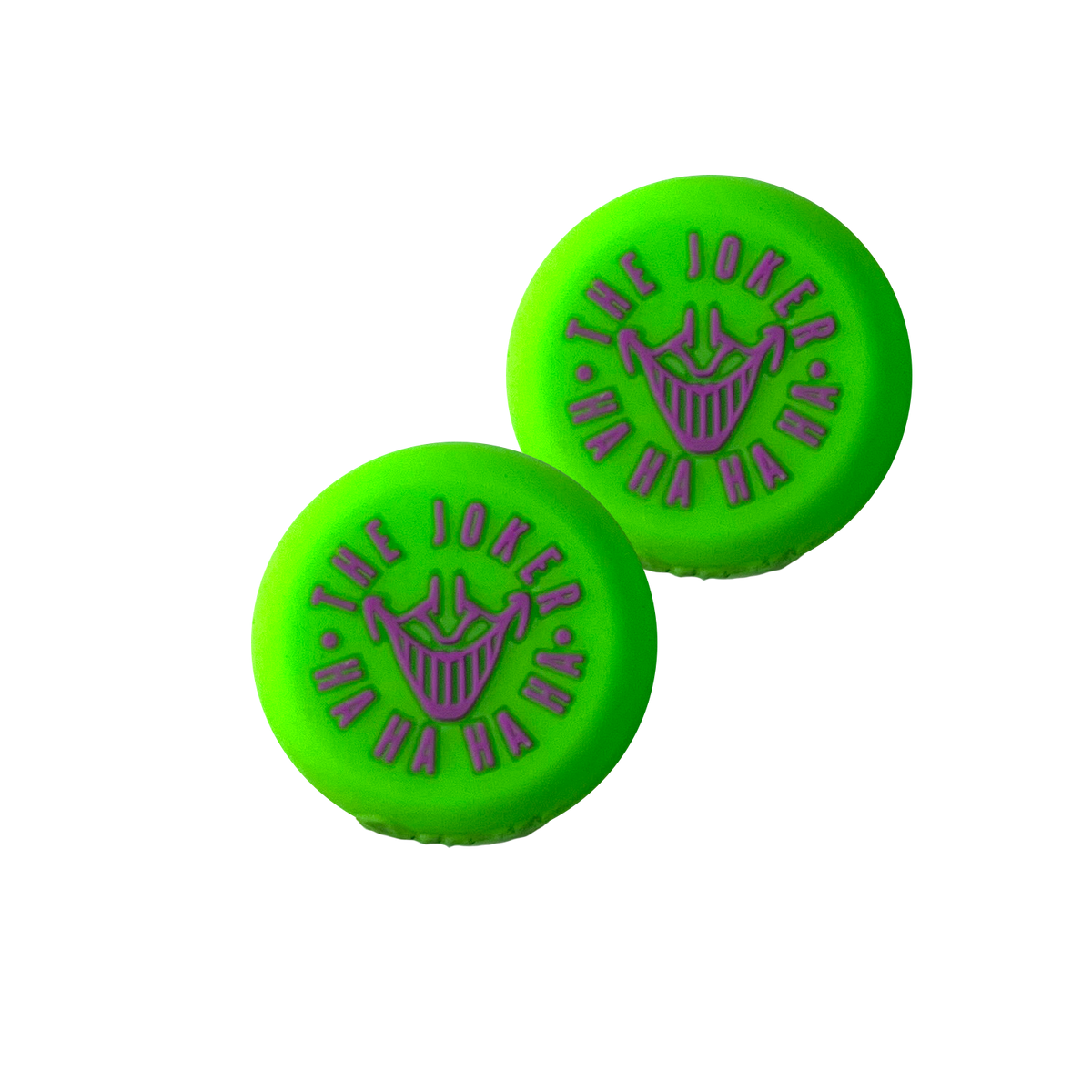 Un paio di impugnature verdi per pollice del controller con un logo Joker viola e le parole "THE JOKER" e "HA HA".