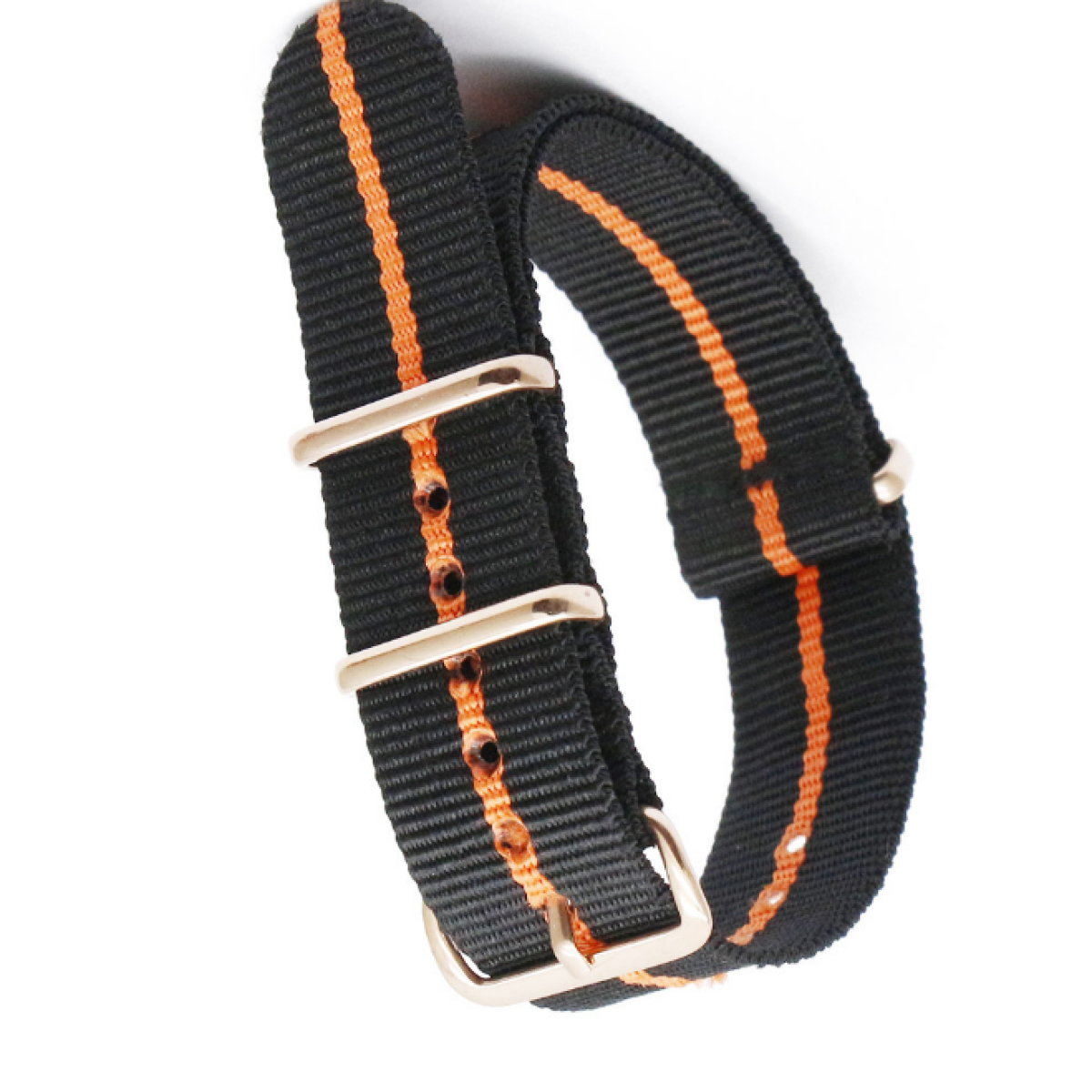 Cinturino nero e arancione a righe con fibbie argentate, su sfondo bianco.