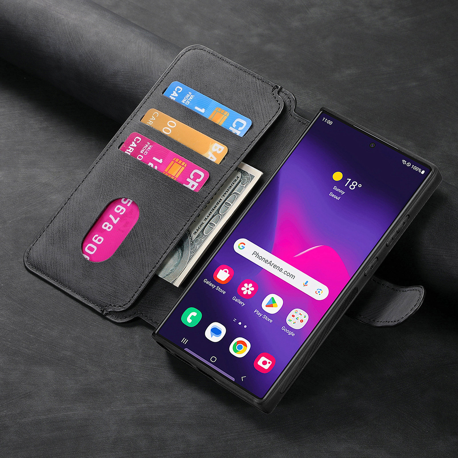 Smartphone in einer schwarzen Brieftasche, die einen App-Bildschirm und Kreditkarten zeigt.