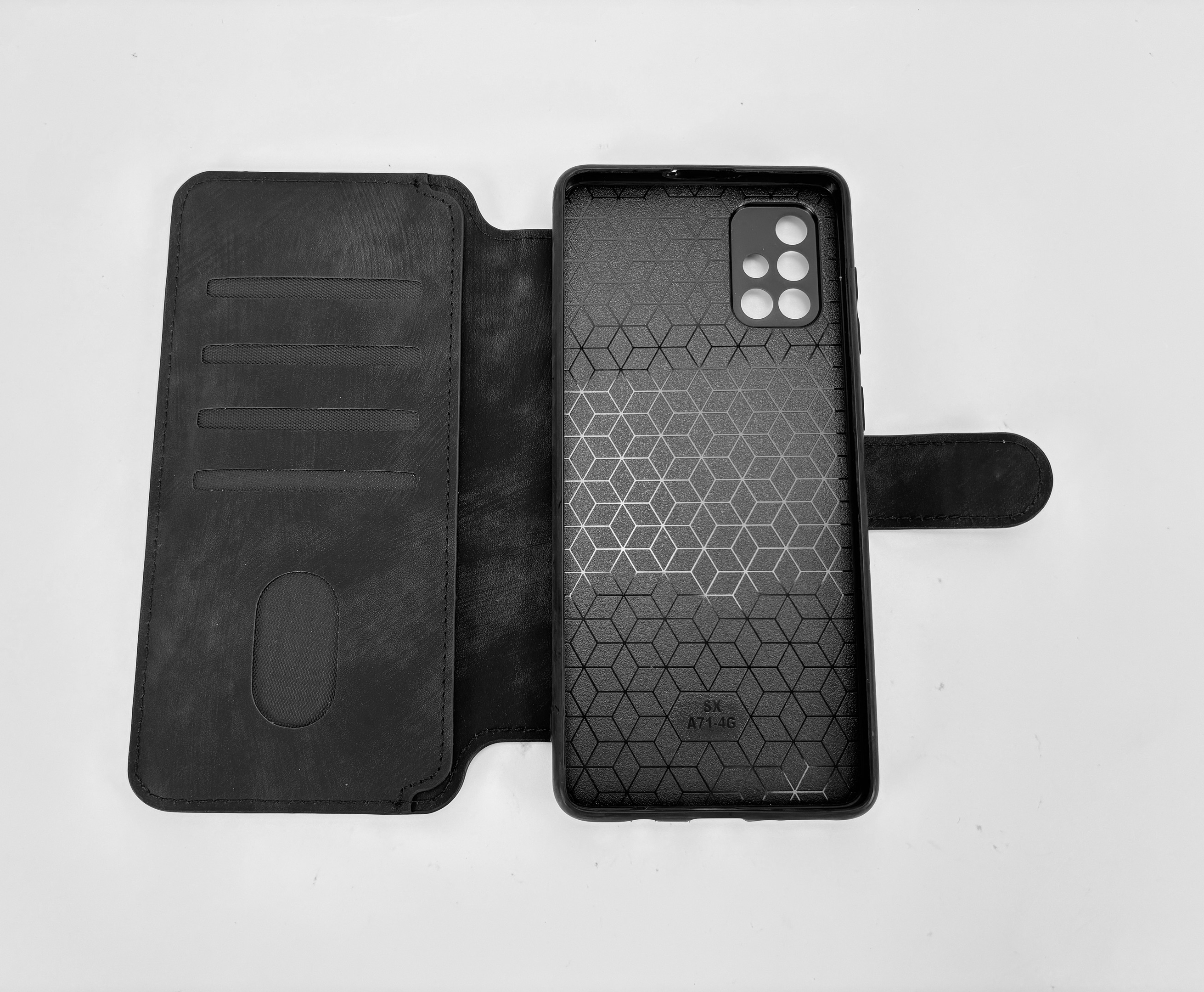 Geöffnete schwarze Handyhülle, die den Telefonumriss und das Innenmuster zeigt.