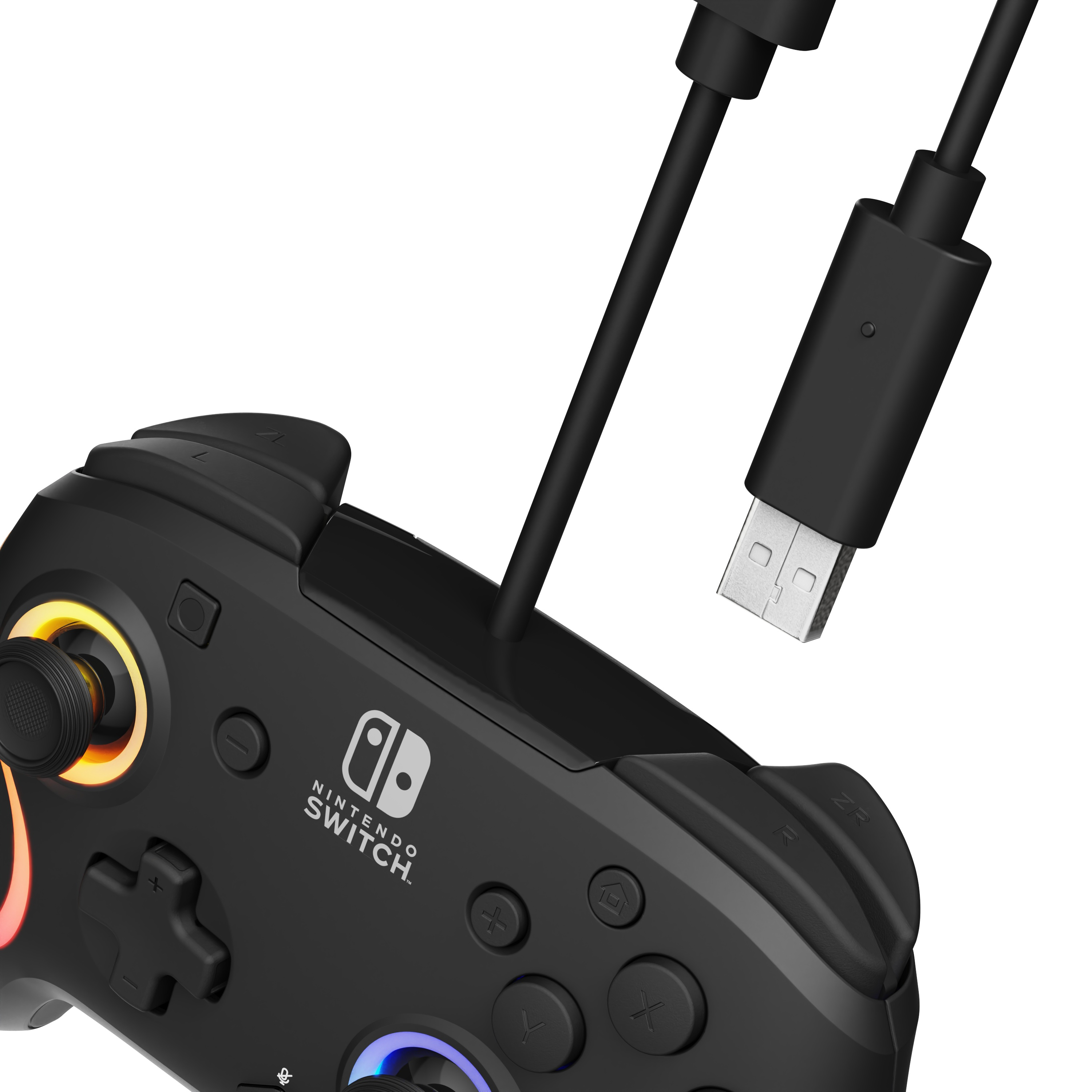 Controller Nintendo Switch nero con cavo USB collegato.