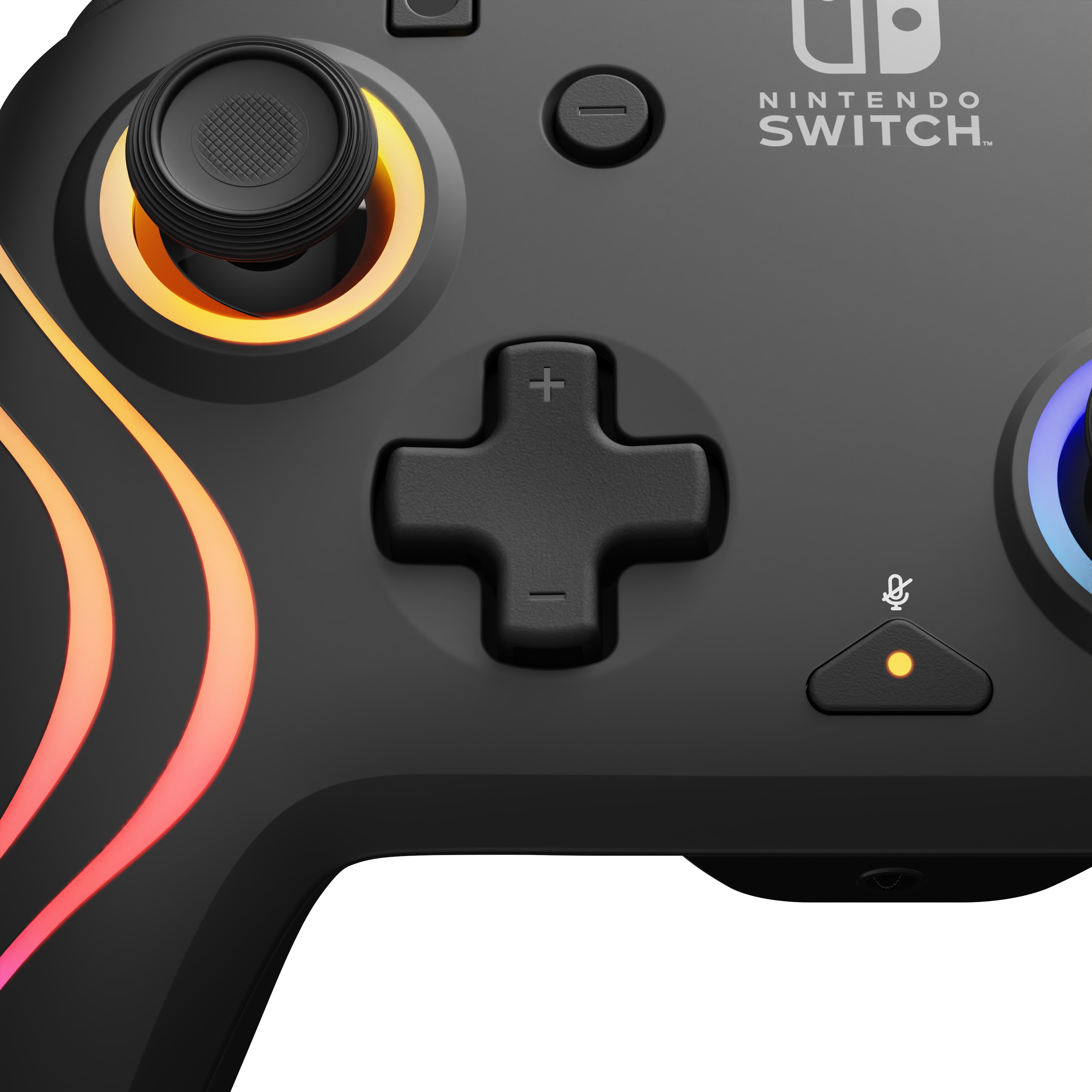 Primo piano di un controller Nintendo Switch nero. Il joystick e i pulsanti sono visibili. Luci colorate.