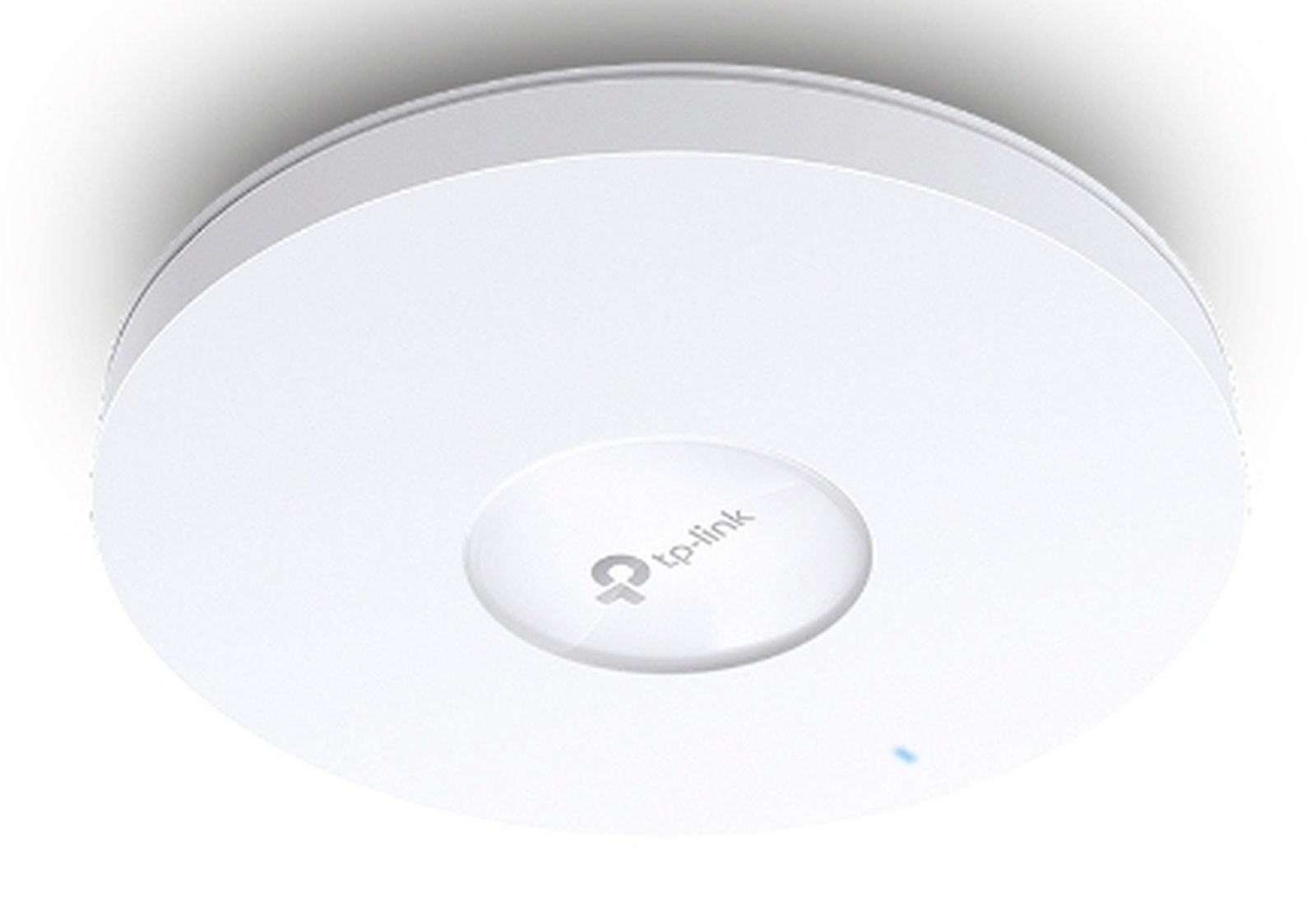 Ein weißer, runder TP-Link-Access-Point ist an einer weißen Decke montiert. Das Logo ist zentriert, mit einer blauen LED.