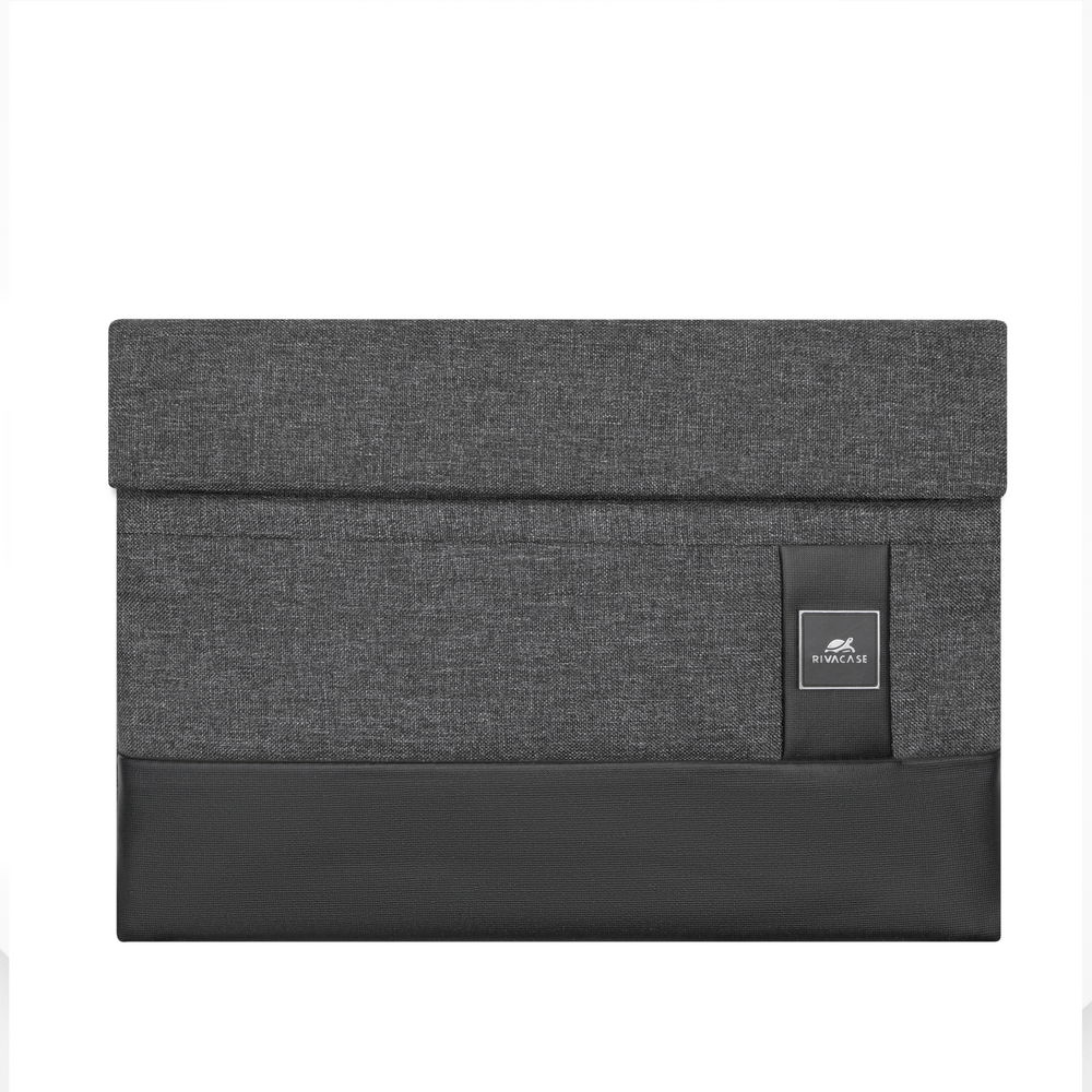 Eine graue Laptoptasche mit schwarzem Boden. Ein schwarzes Band mit dem Rivacase-Logo befindet sich auf der Hülle.