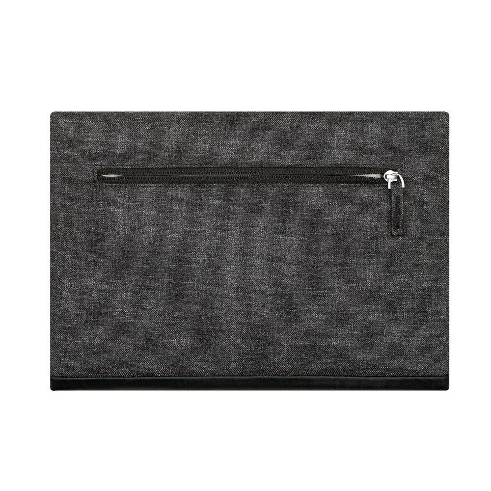 Eine graue Laptoptasche mit schwarzem Boden. Ein schwarzer Reißverschluss und eine kleine Tasche sind sichtbar.