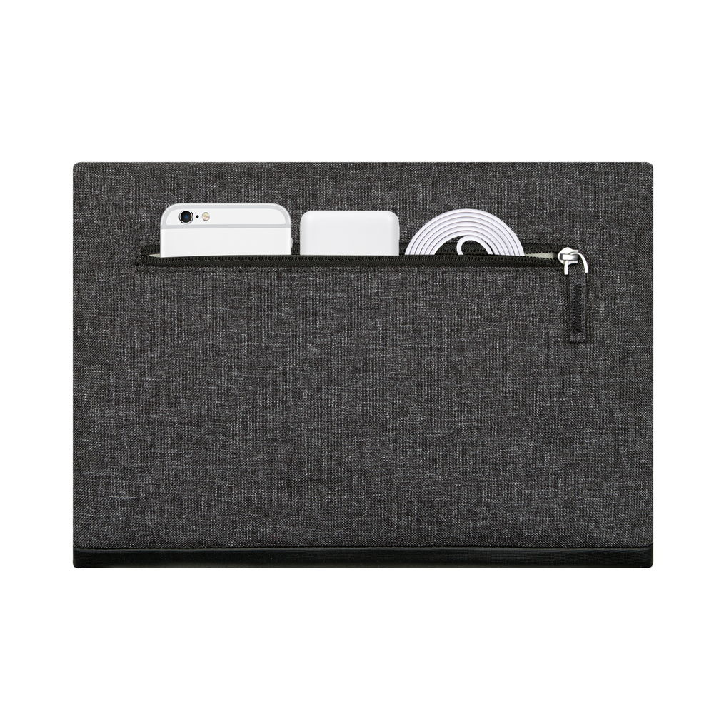 Eine graue Laptoptasche mit schwarzem Boden. Ein Telefon, eine Karte und ein Kabel befinden sich in einer Tasche.