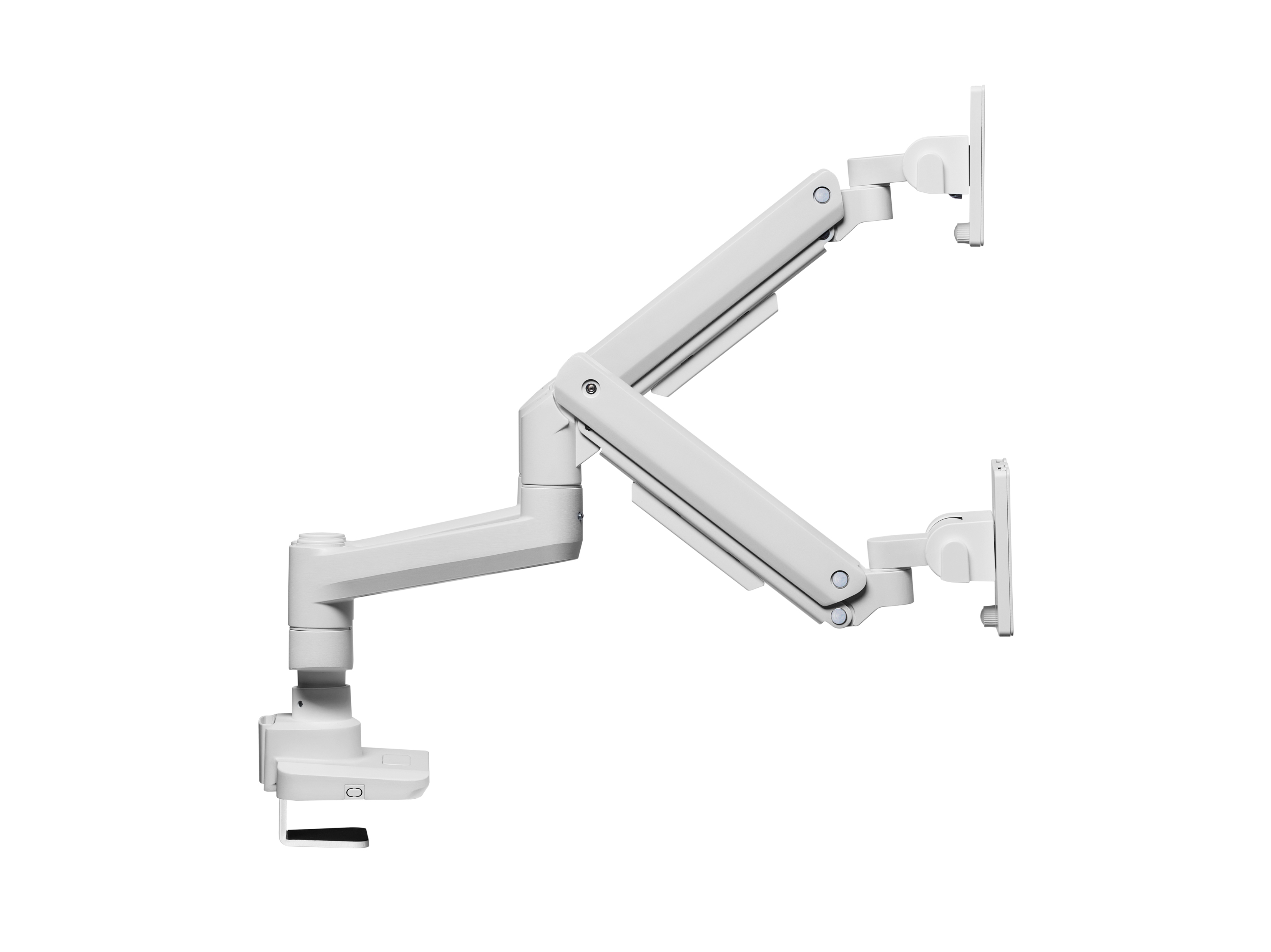 Witte dubbele monitorarm op een witte achtergrond. De arm is geleed en houdt twee monitoren vast.