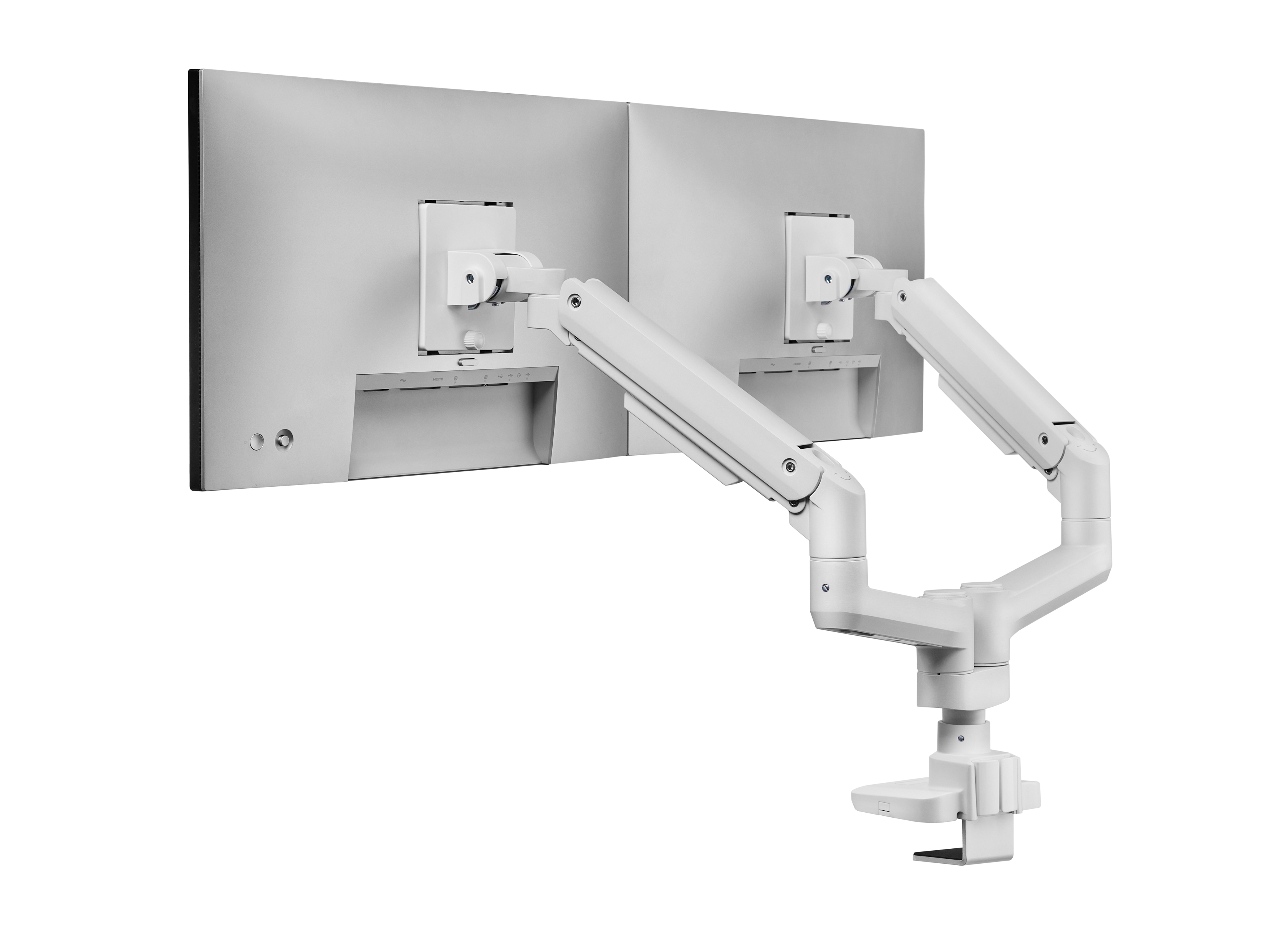 Witte dubbele monitorarm. De arm houdt twee monitoren vast. De achtergrond is wit.